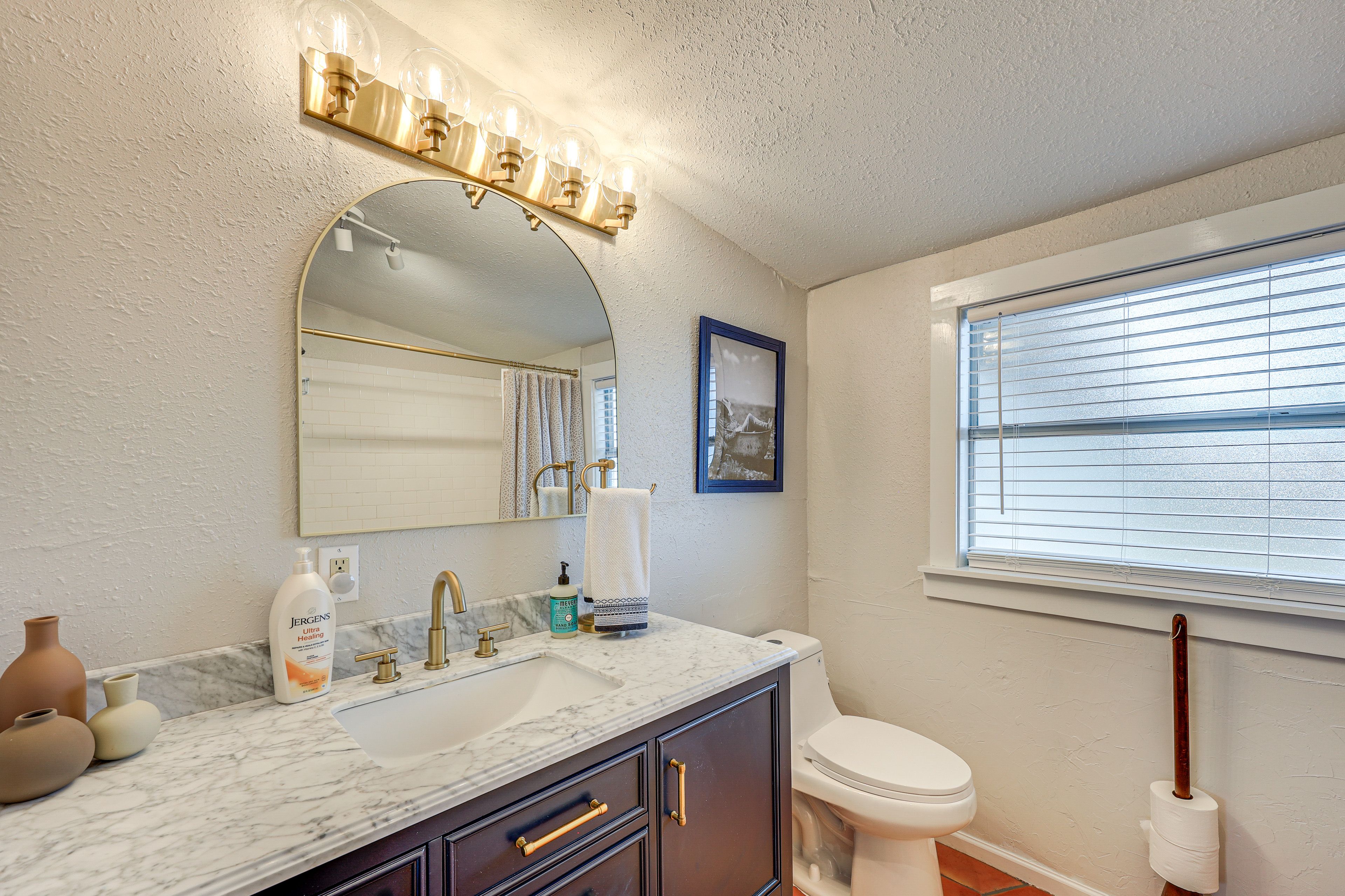 Full Bathroom | Towels Provided