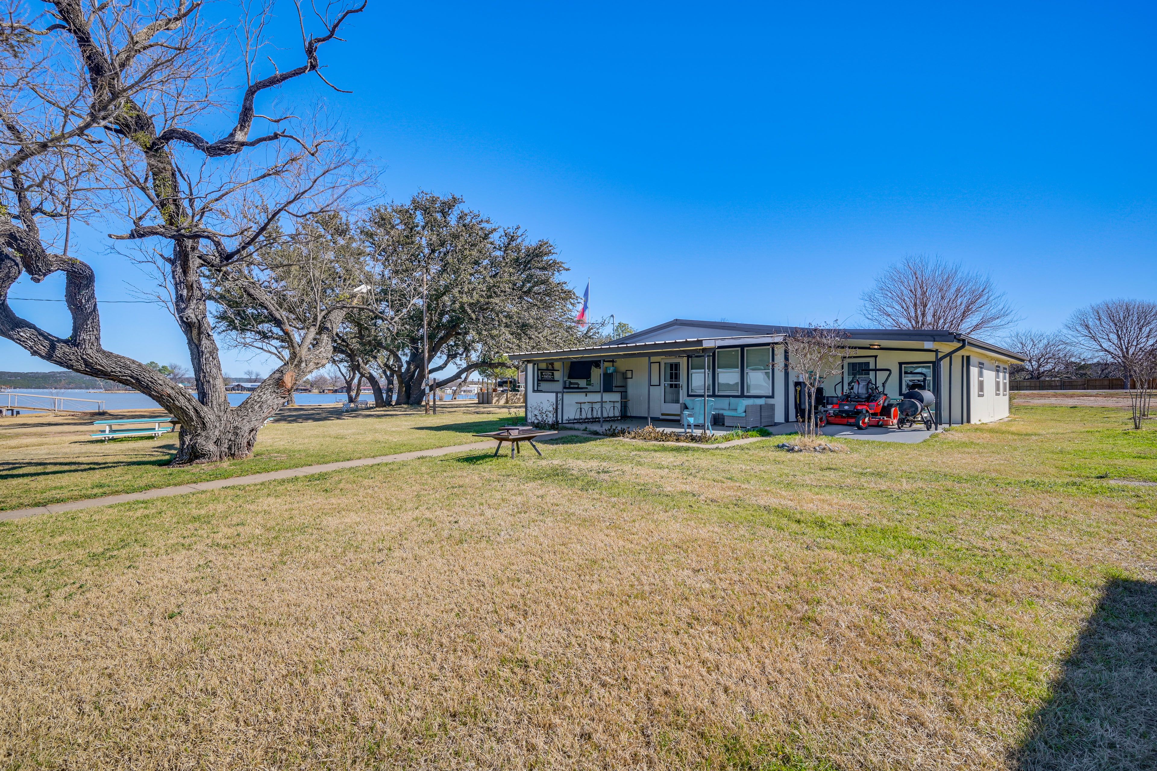 Yard | Fire Pit | Picnic Tables