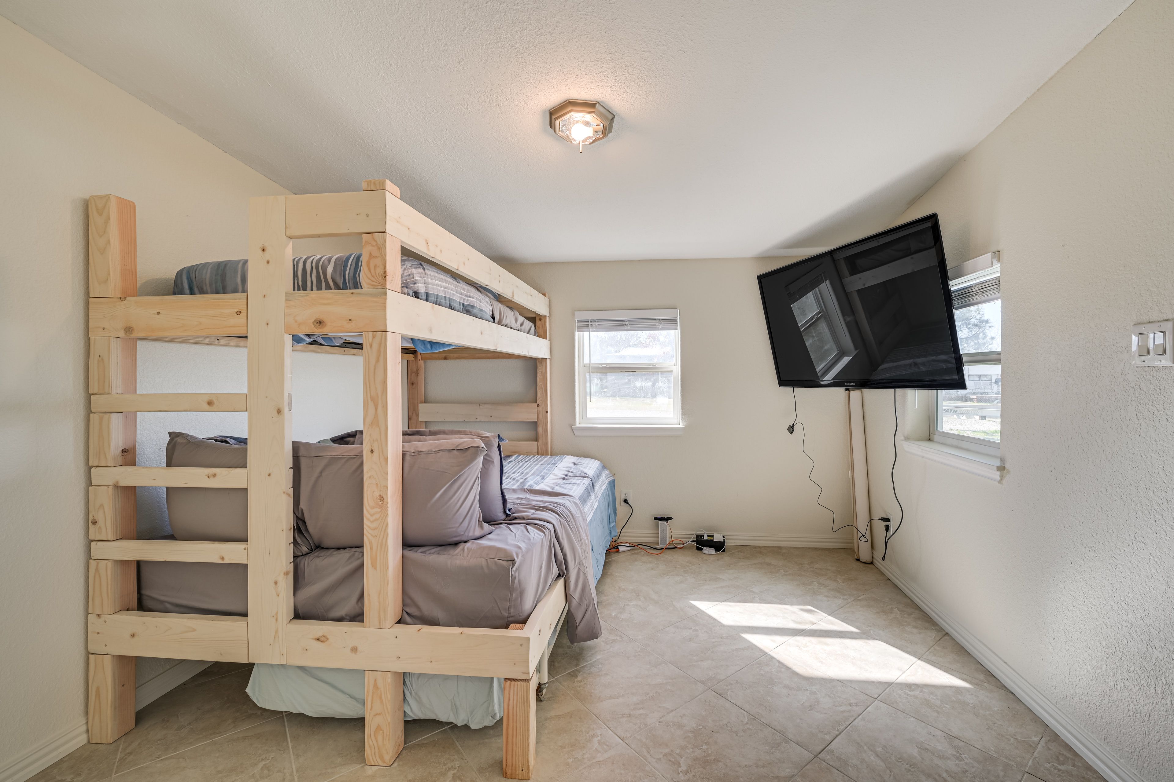 Bonus Room | Twin/Full Bunk Bed w/ Twin Trundle