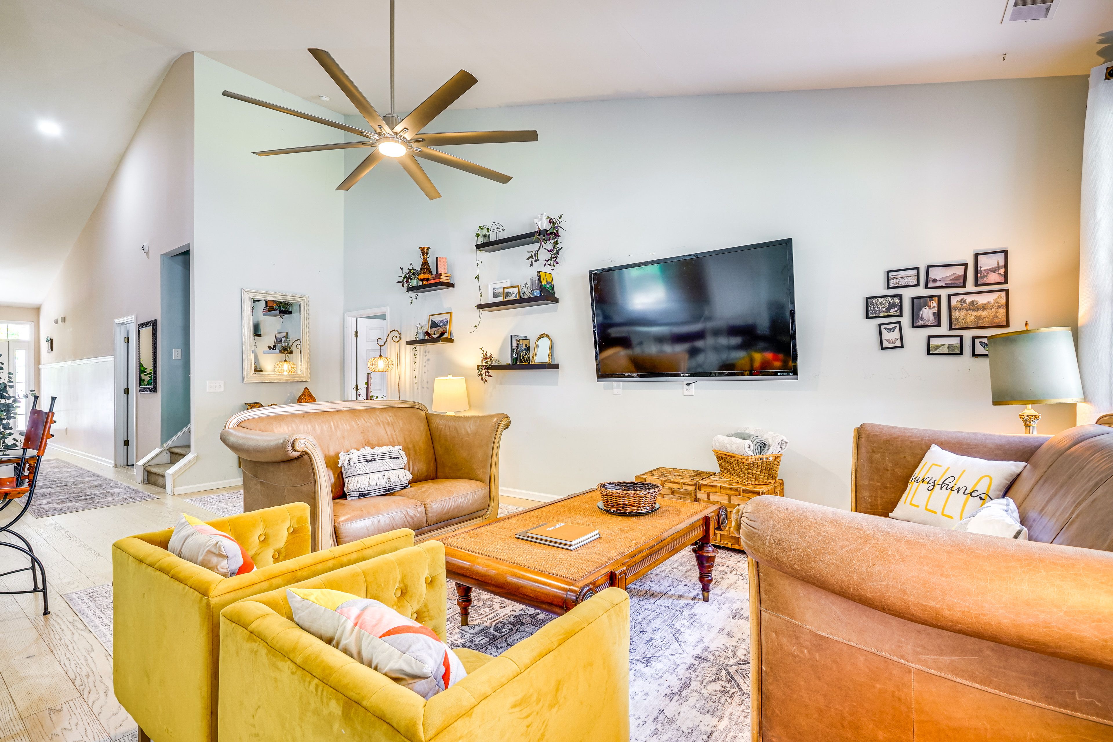 Living Room | Free WiFi | Central Heating & A/C | Smart TV | 1st Floor
