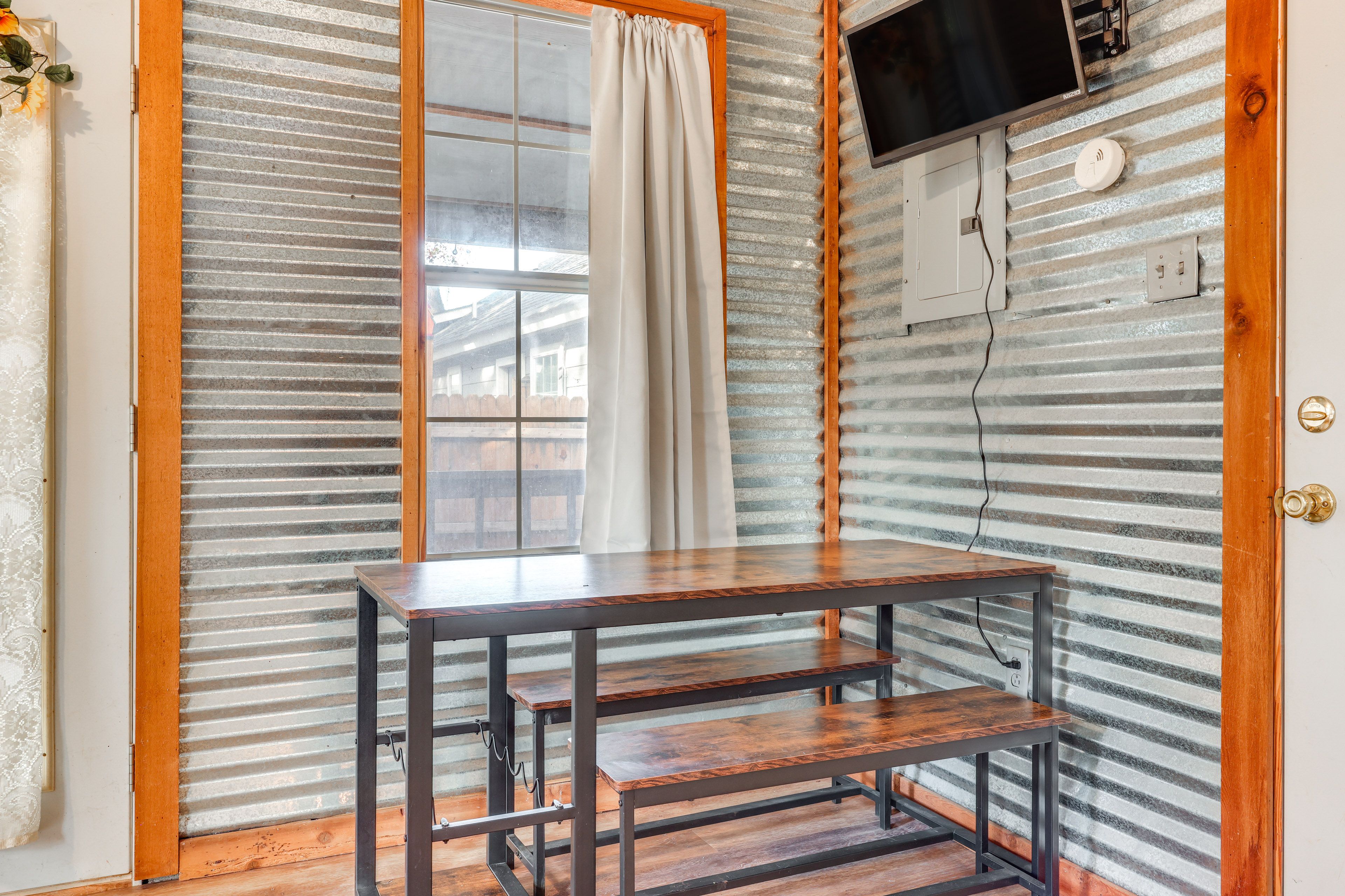 Dining Area | Dishware & Flatware | Central A/C & Heat