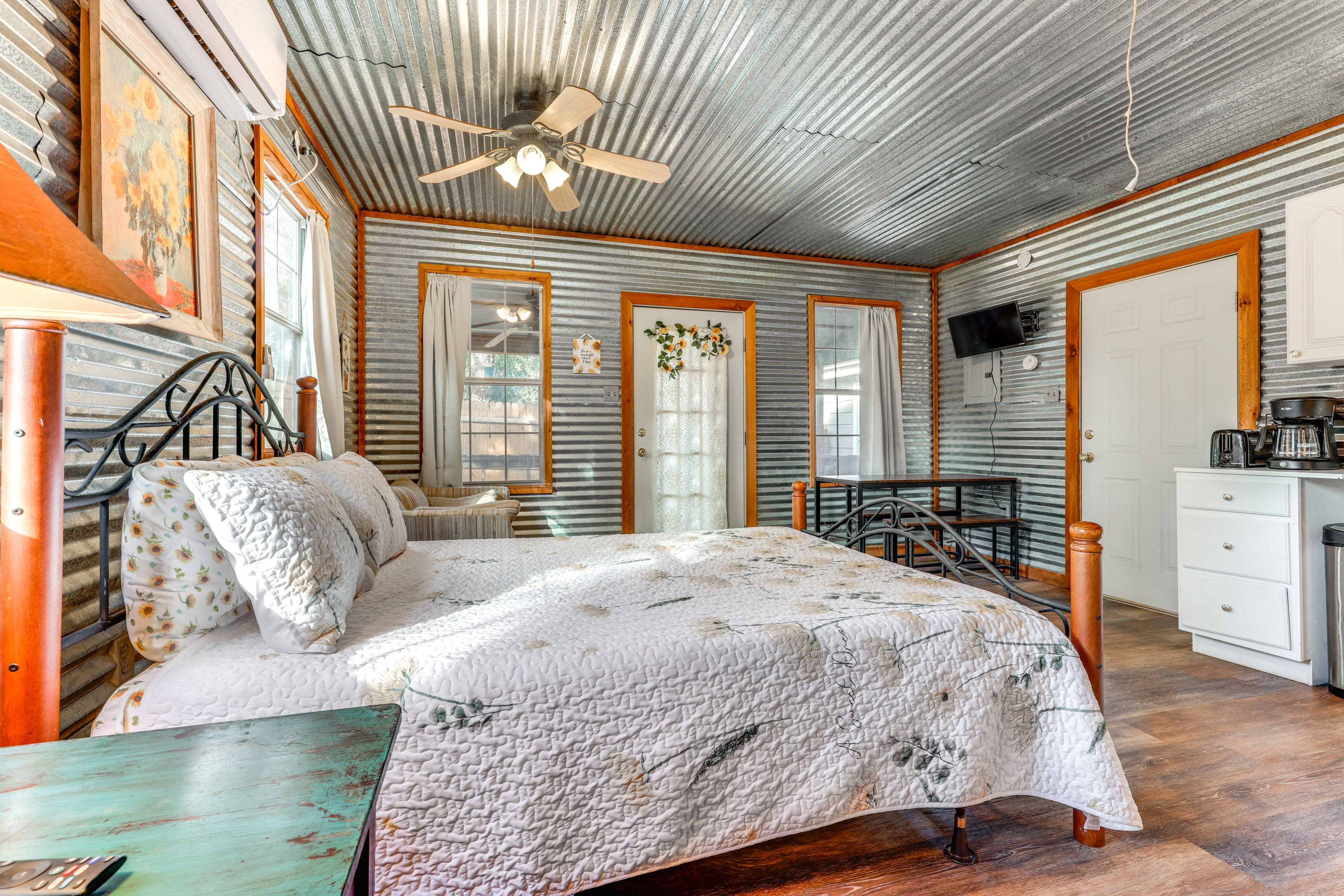 Studio | Free WiFi | Queen Bed | Linens Provided | Single-Story Studio Cottage