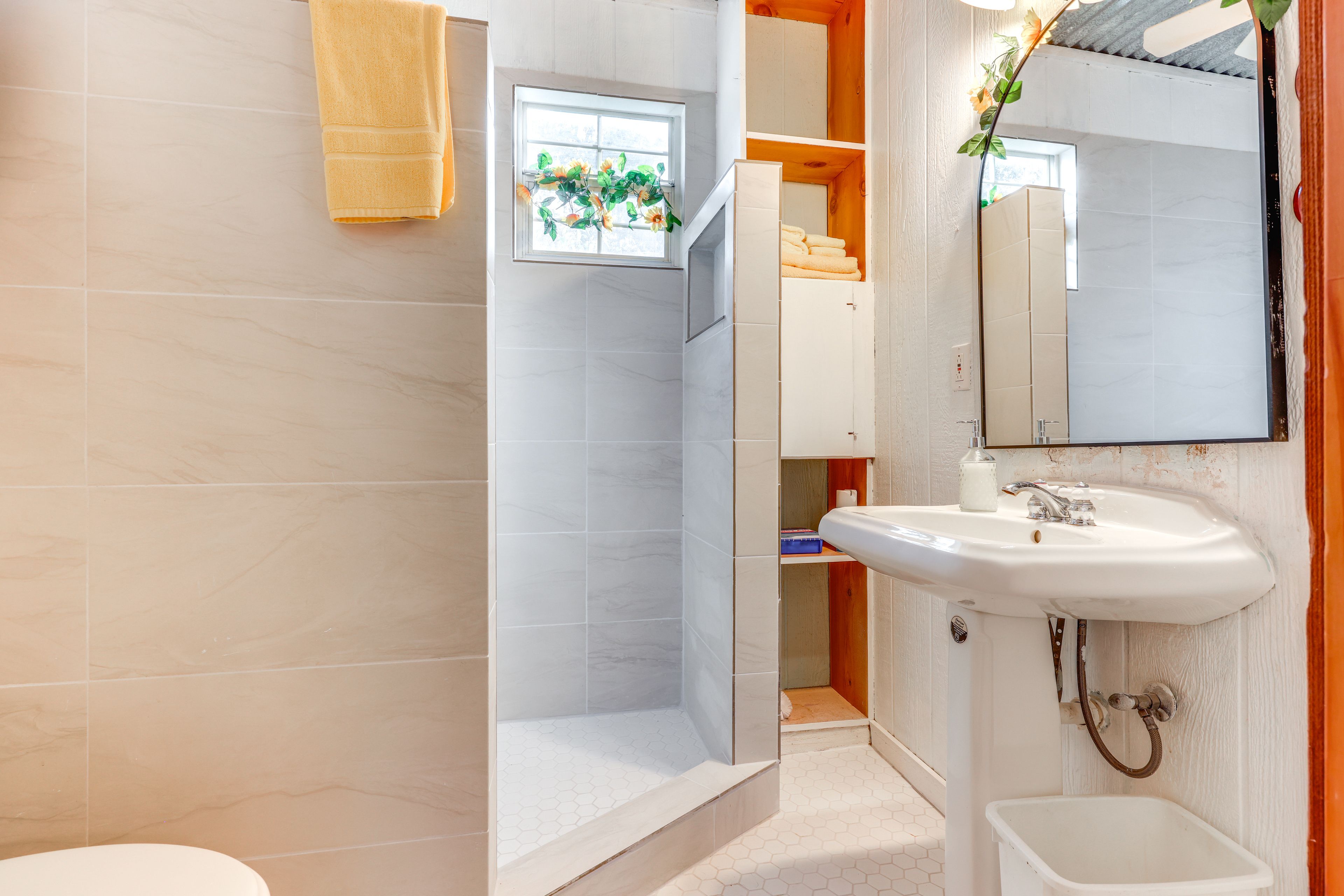Full Bathroom | Towels Provided