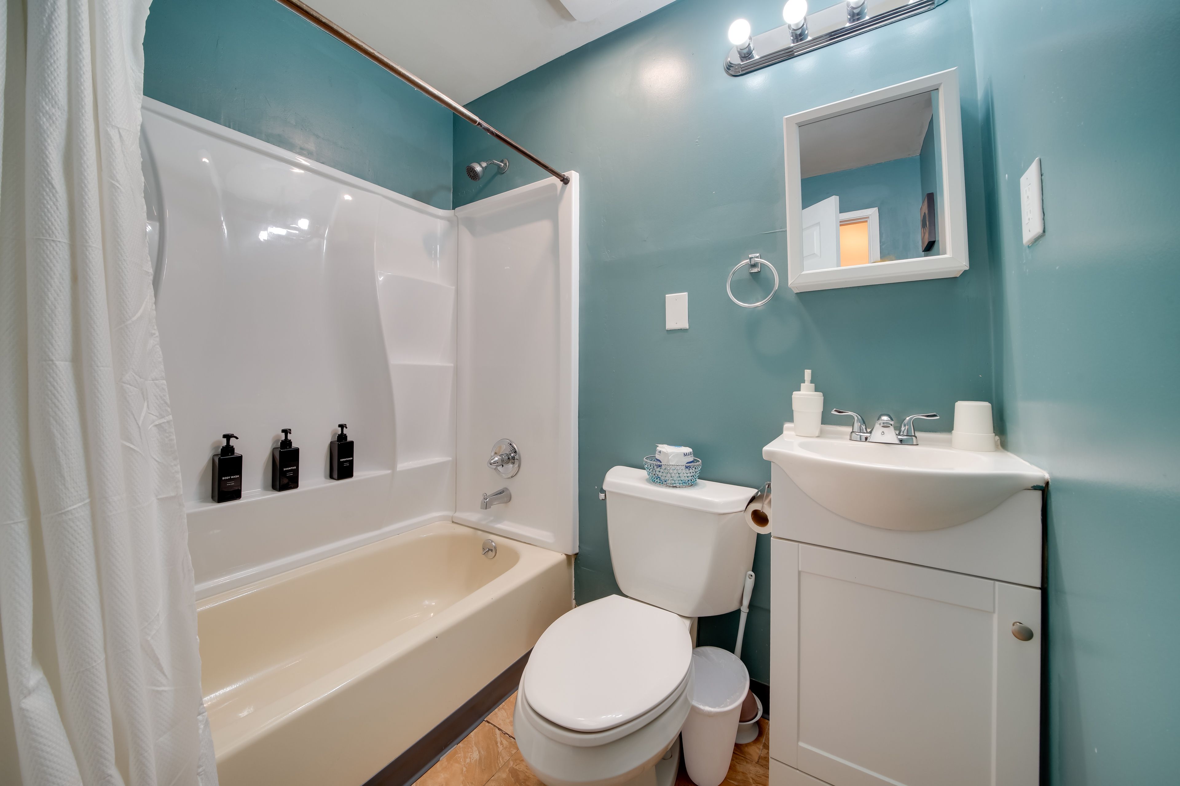 Full Bathroom | Towels Provided