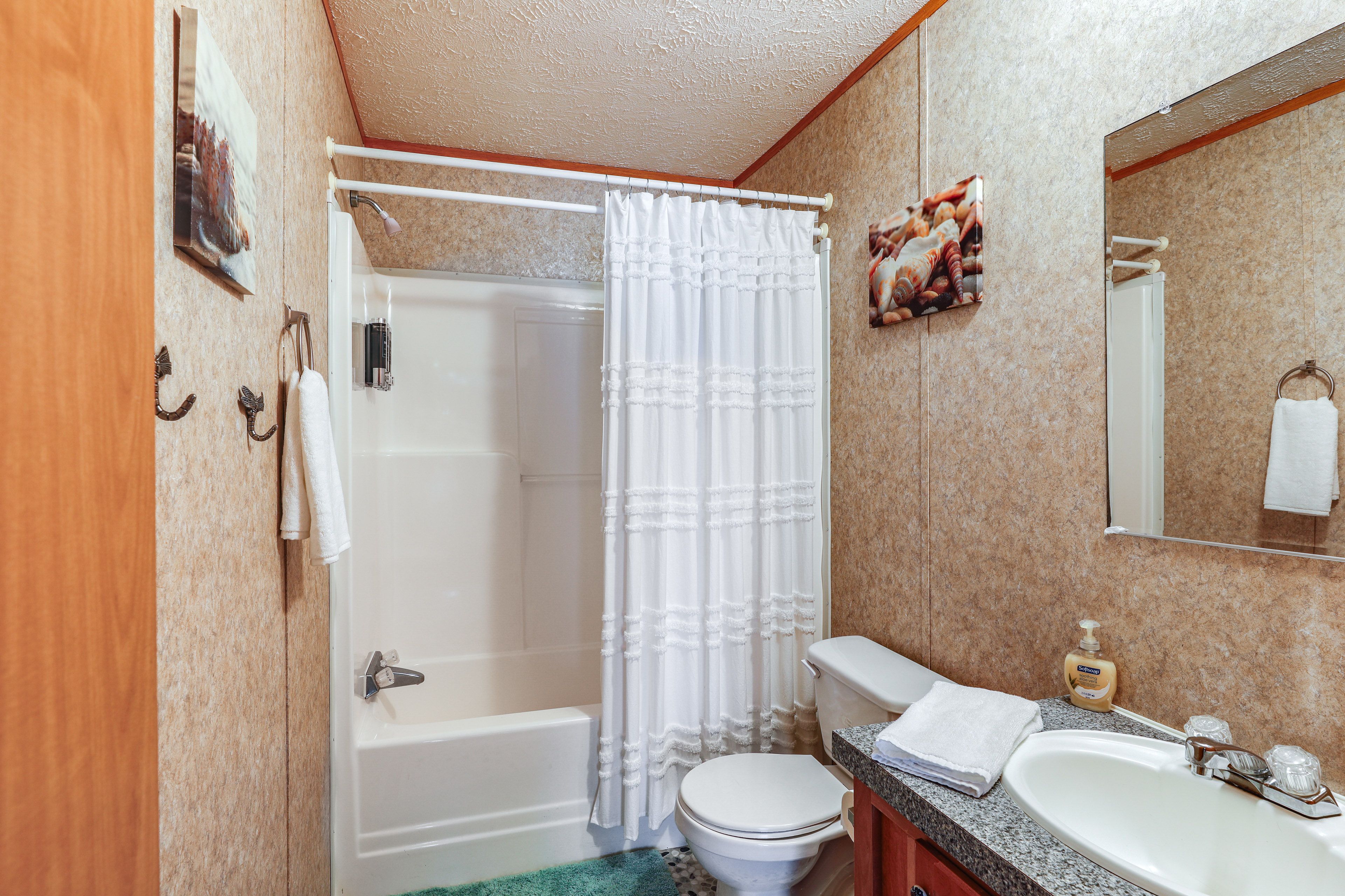 Full Bathroom | Towels Provided