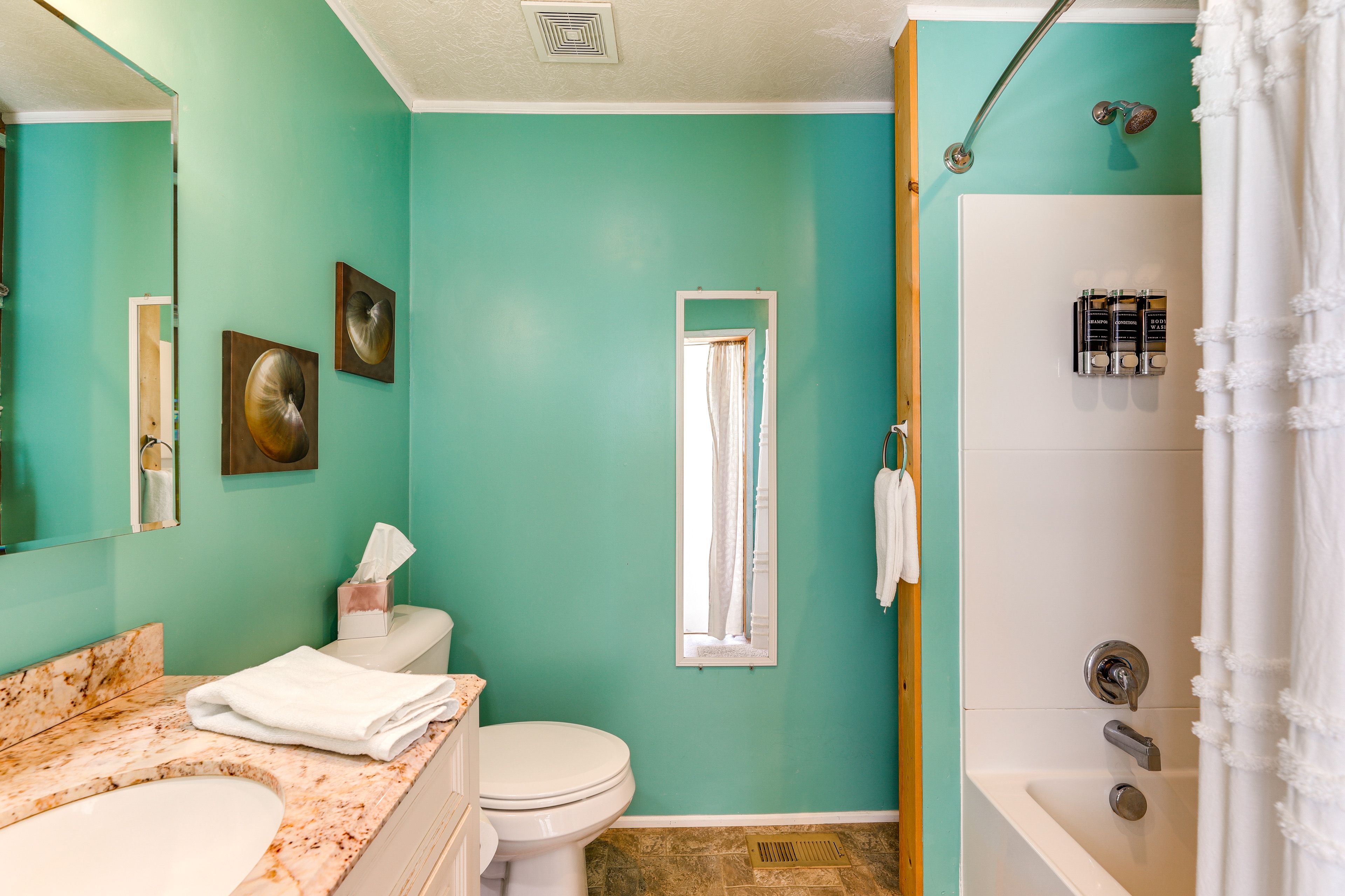 Full Bathroom | Towels Provided
