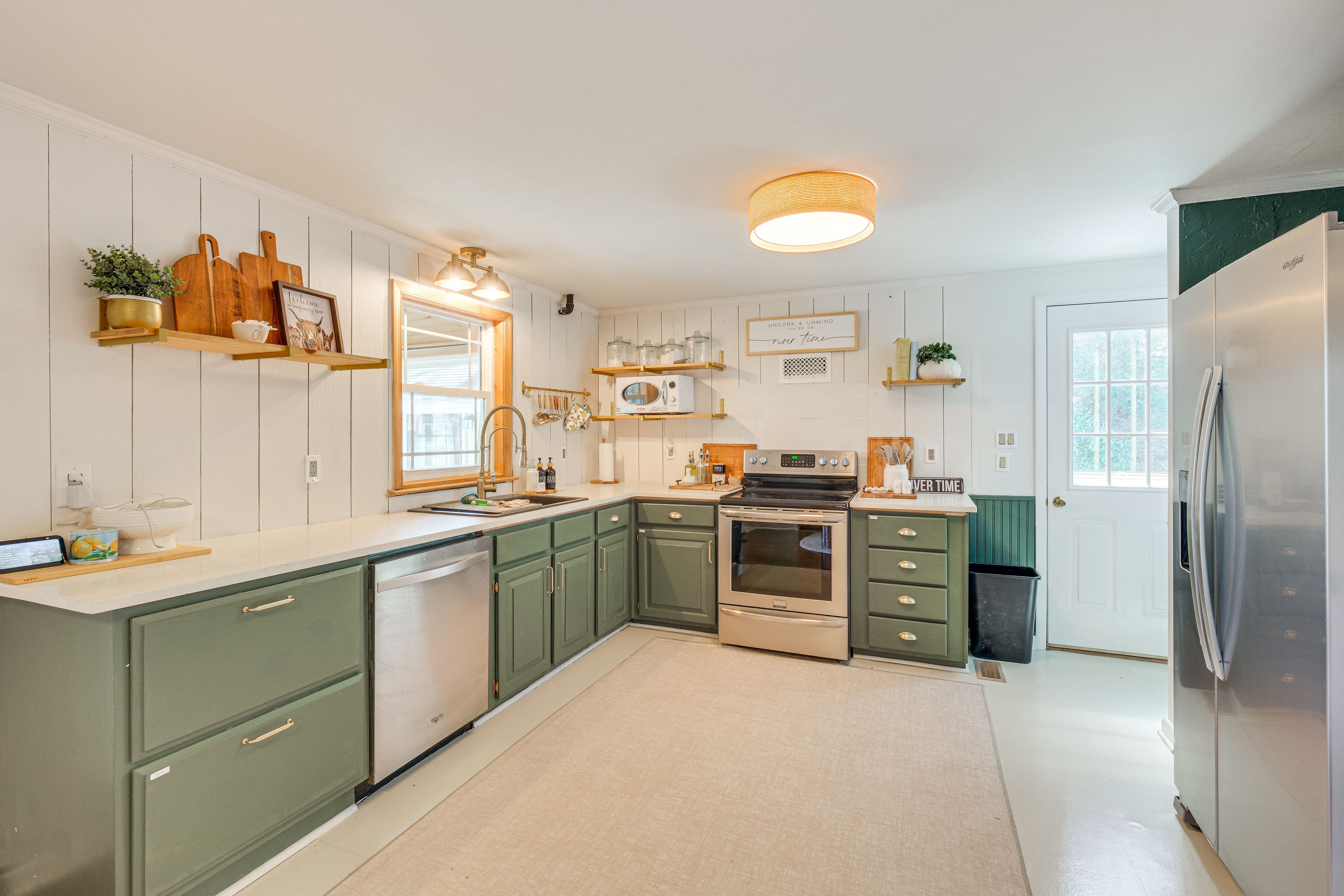 Kitchen | Microwave | 1st Floor
