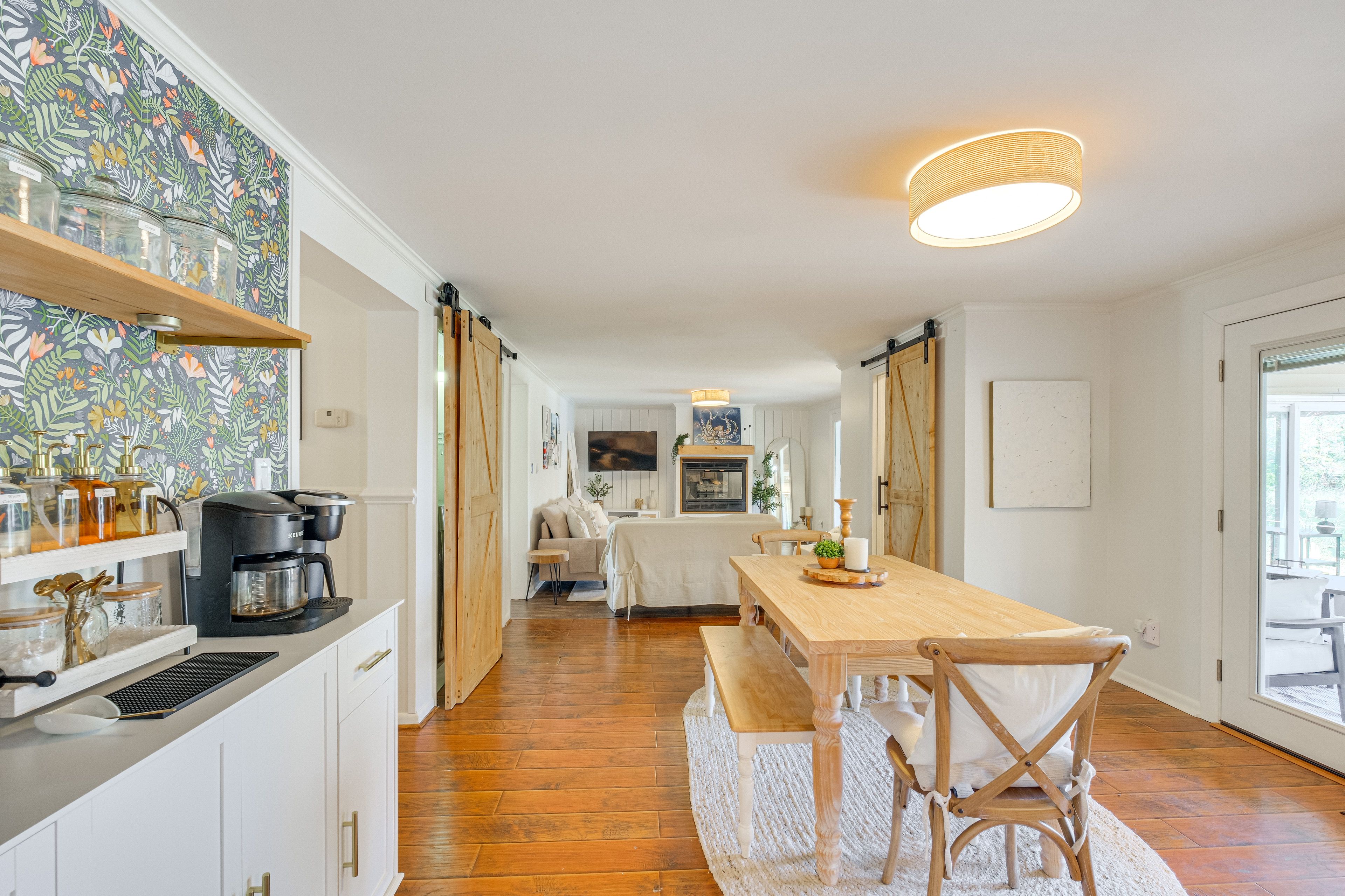Dining Area | Dishware/Flatware Provided | 1st Floor
