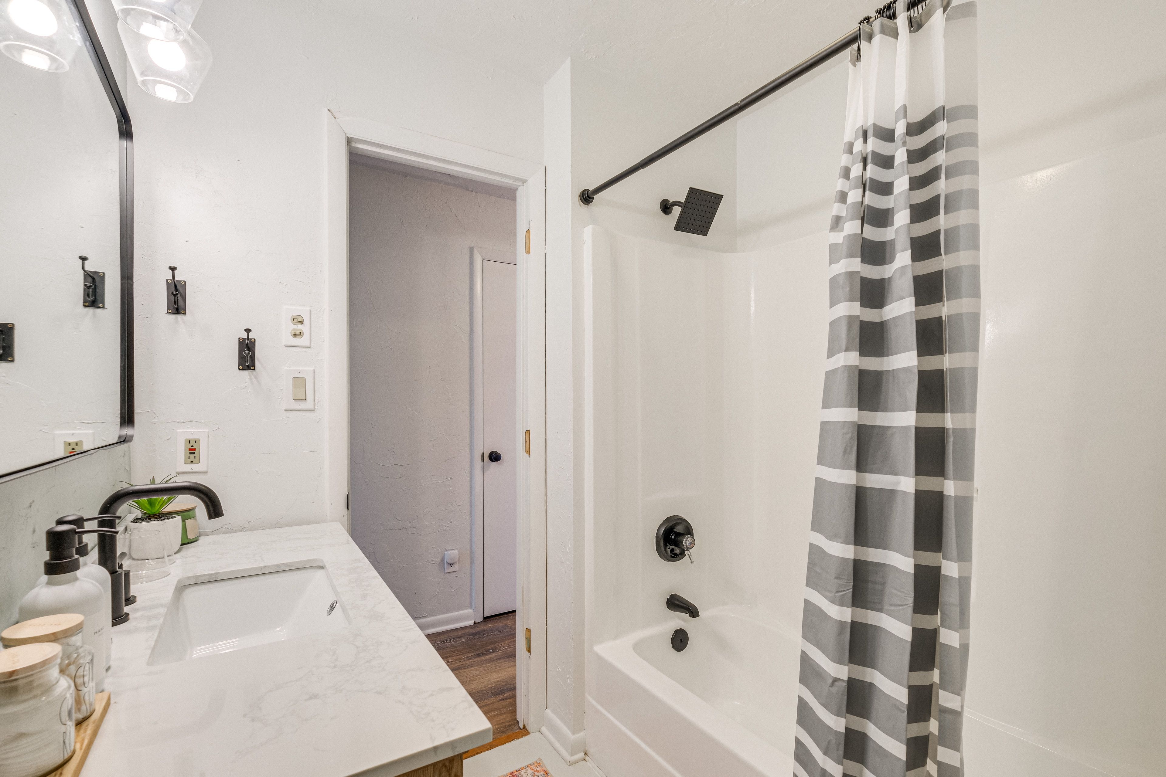 Full Bathroom | Towels Provided | 2nd Floor