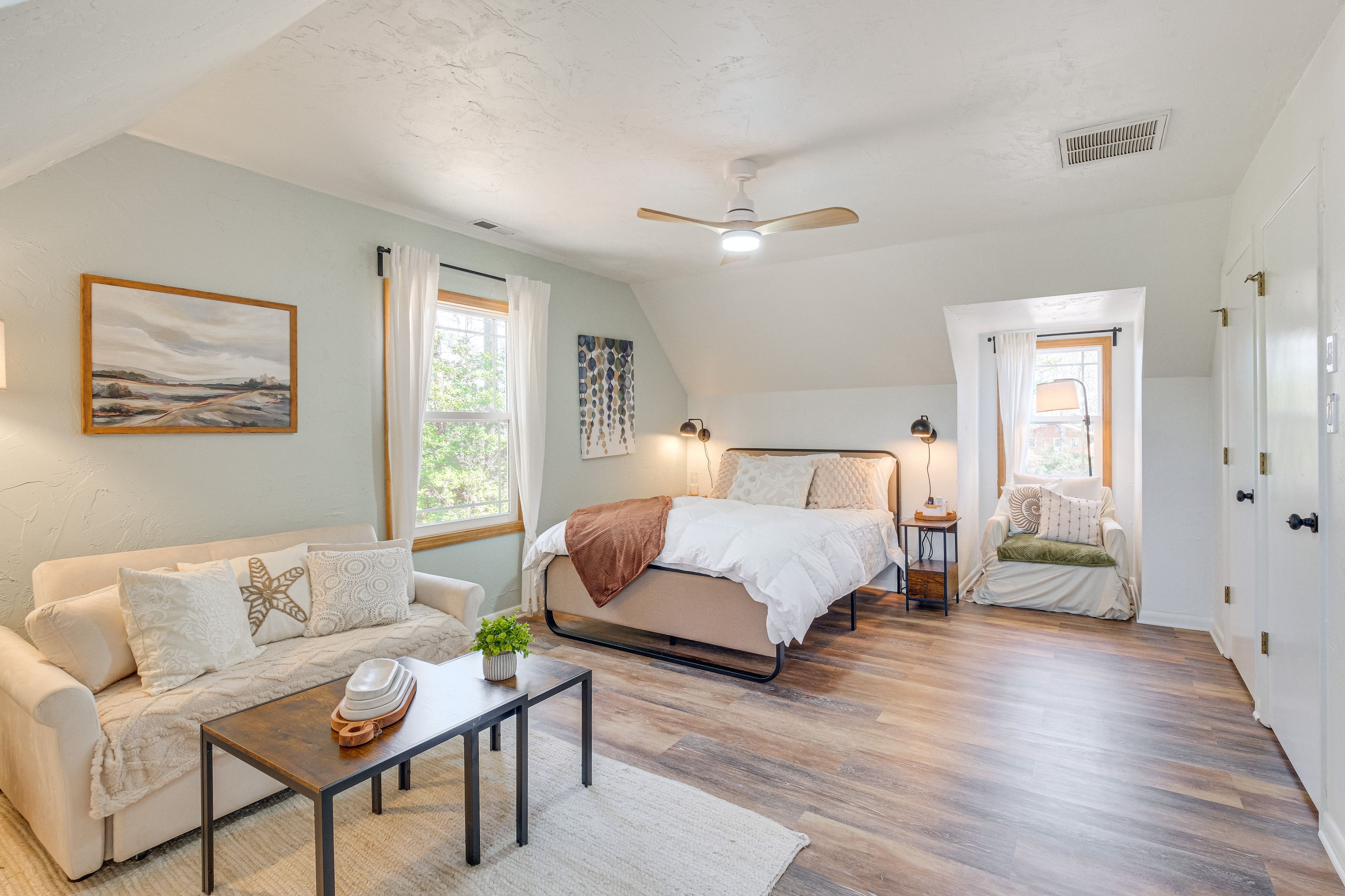 Bedroom 1 | Queen Bed | Smart TV | 2nd Floor