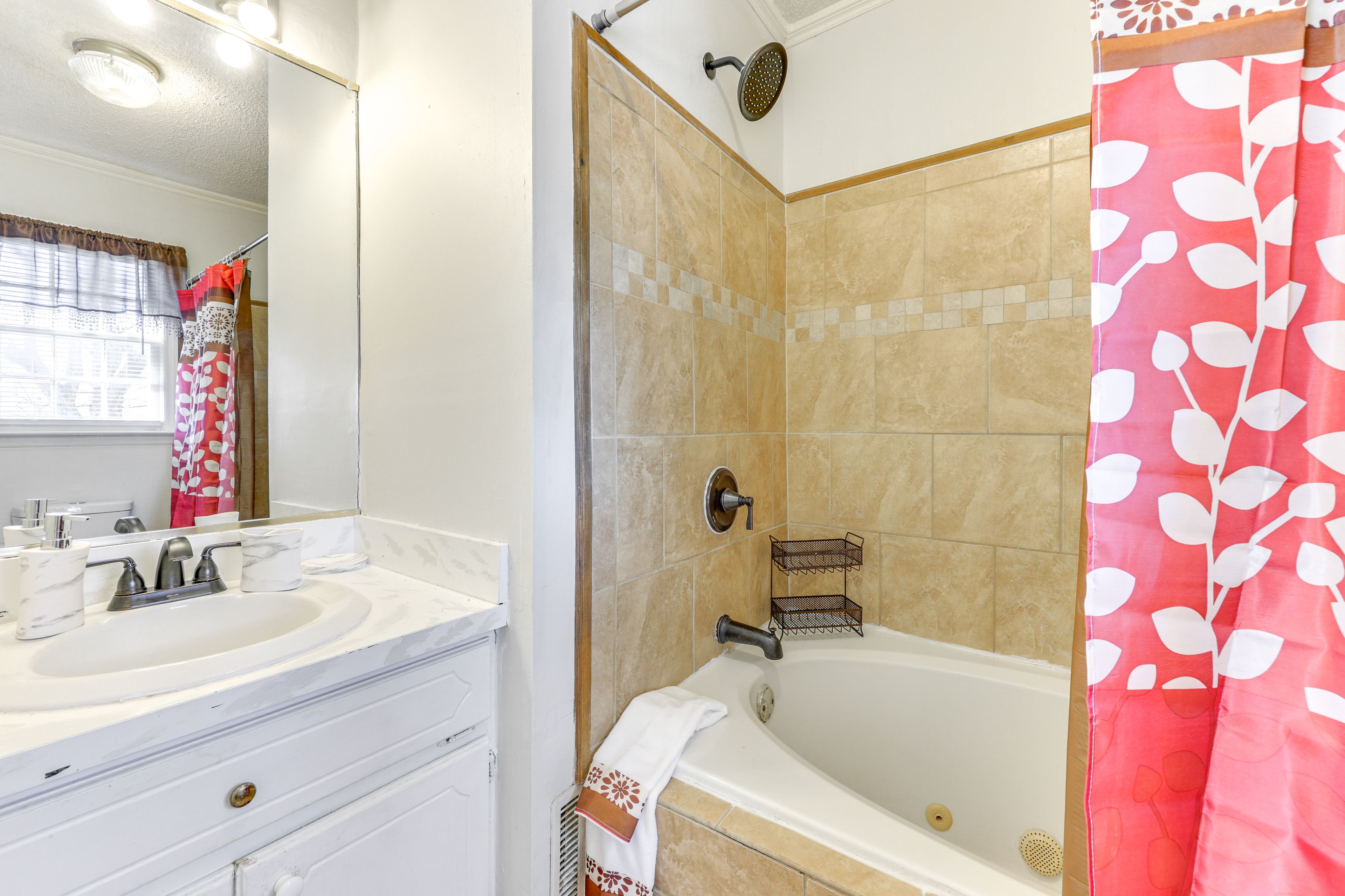 Full Bathroom | 2nd Floor | Complimentary Toiletries | Towels Provided