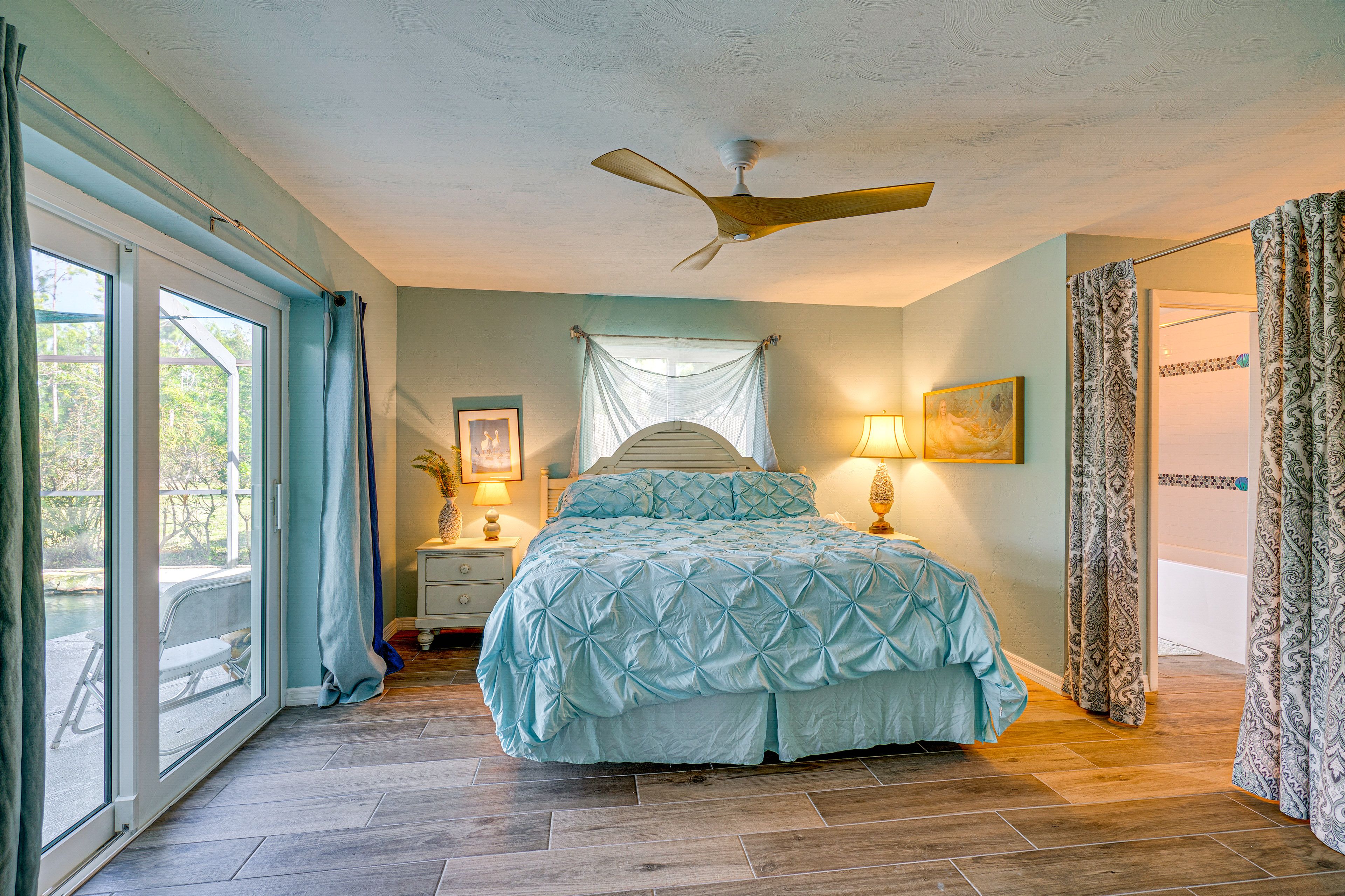 Bedroom 1 | King Bed | Flat-Screen TV | En-Suite Bathroom