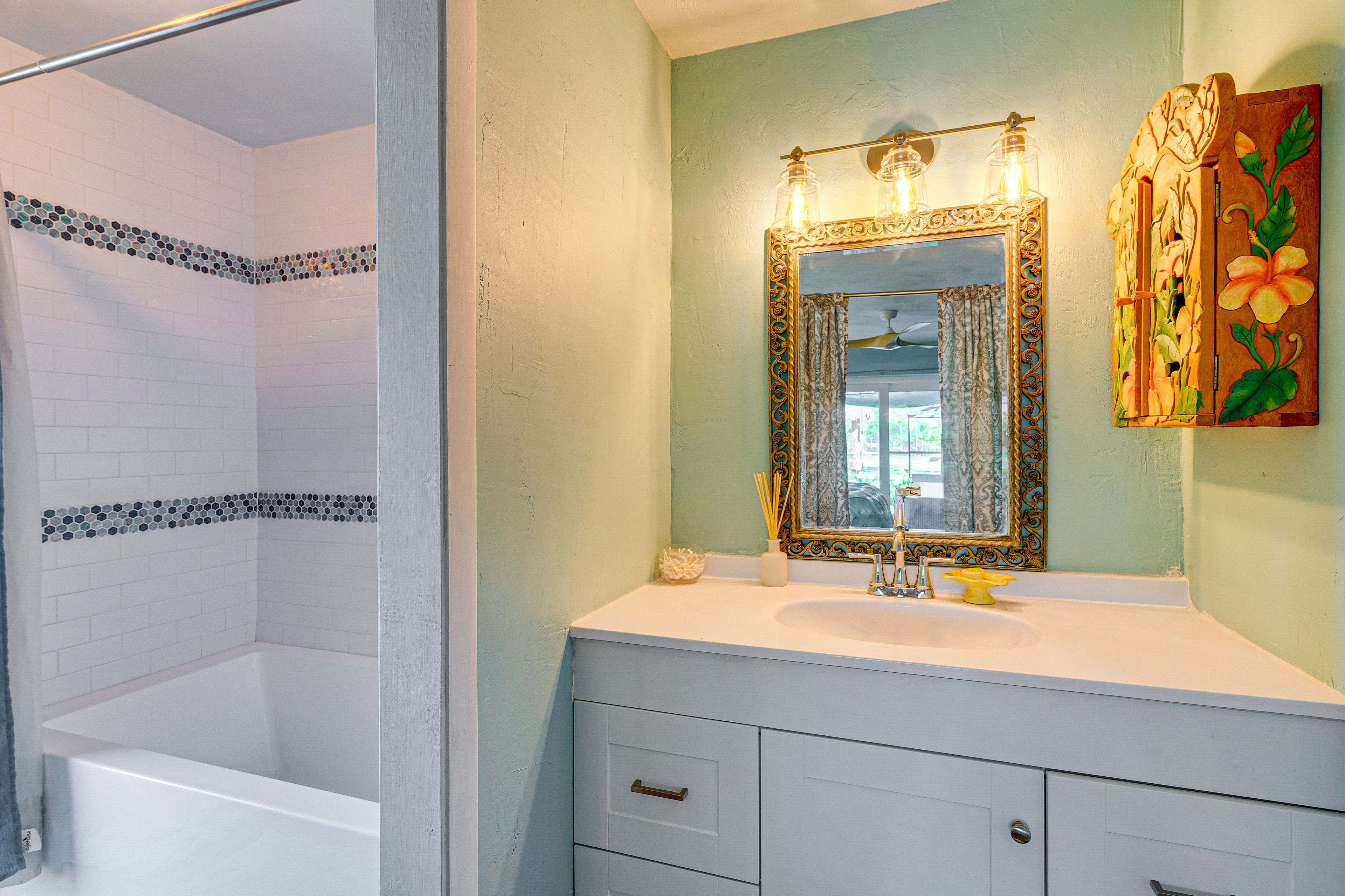 En-Suite Bathroom | Towels & Linens Provided