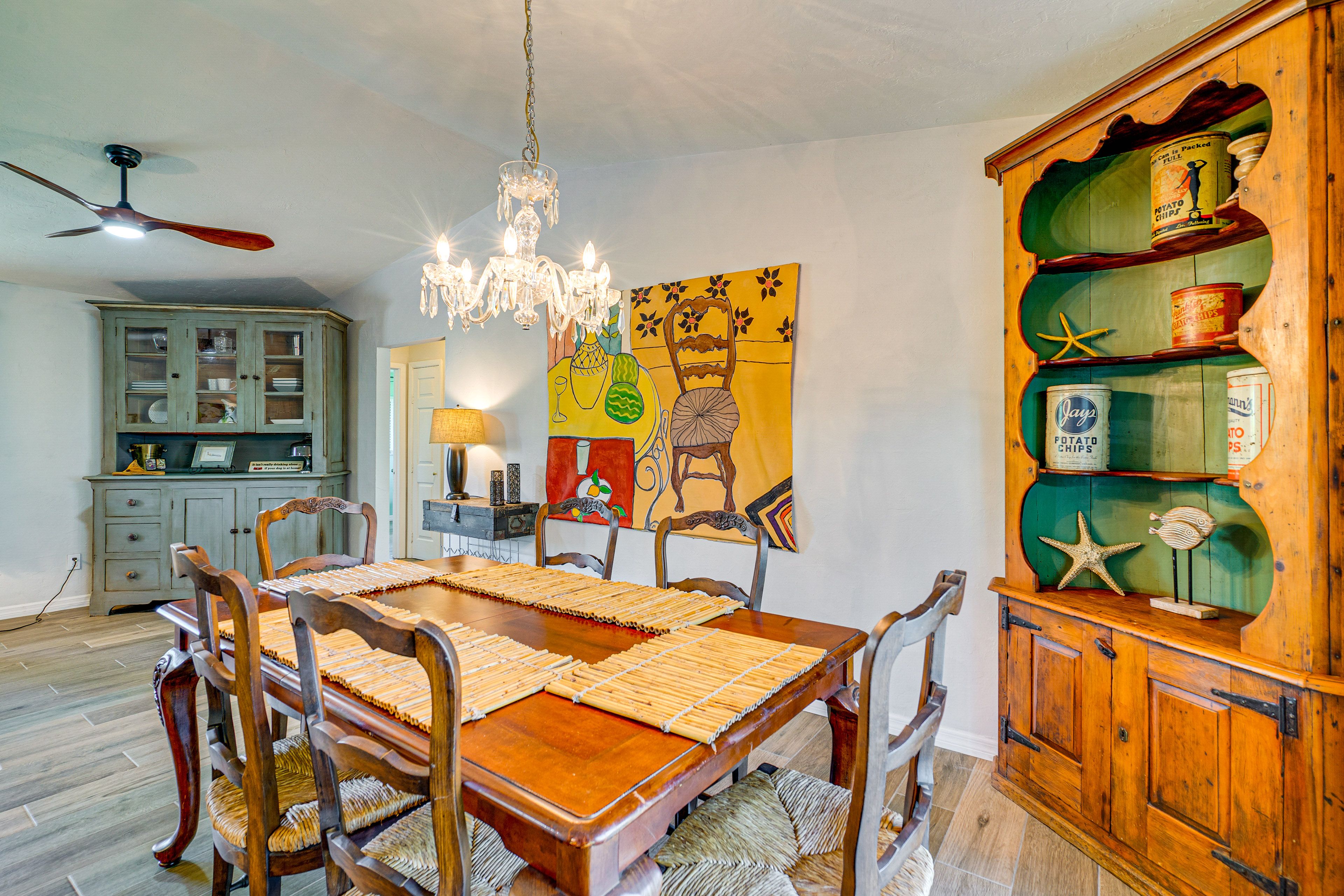 Dining Area | Dishware & Flatware Provided