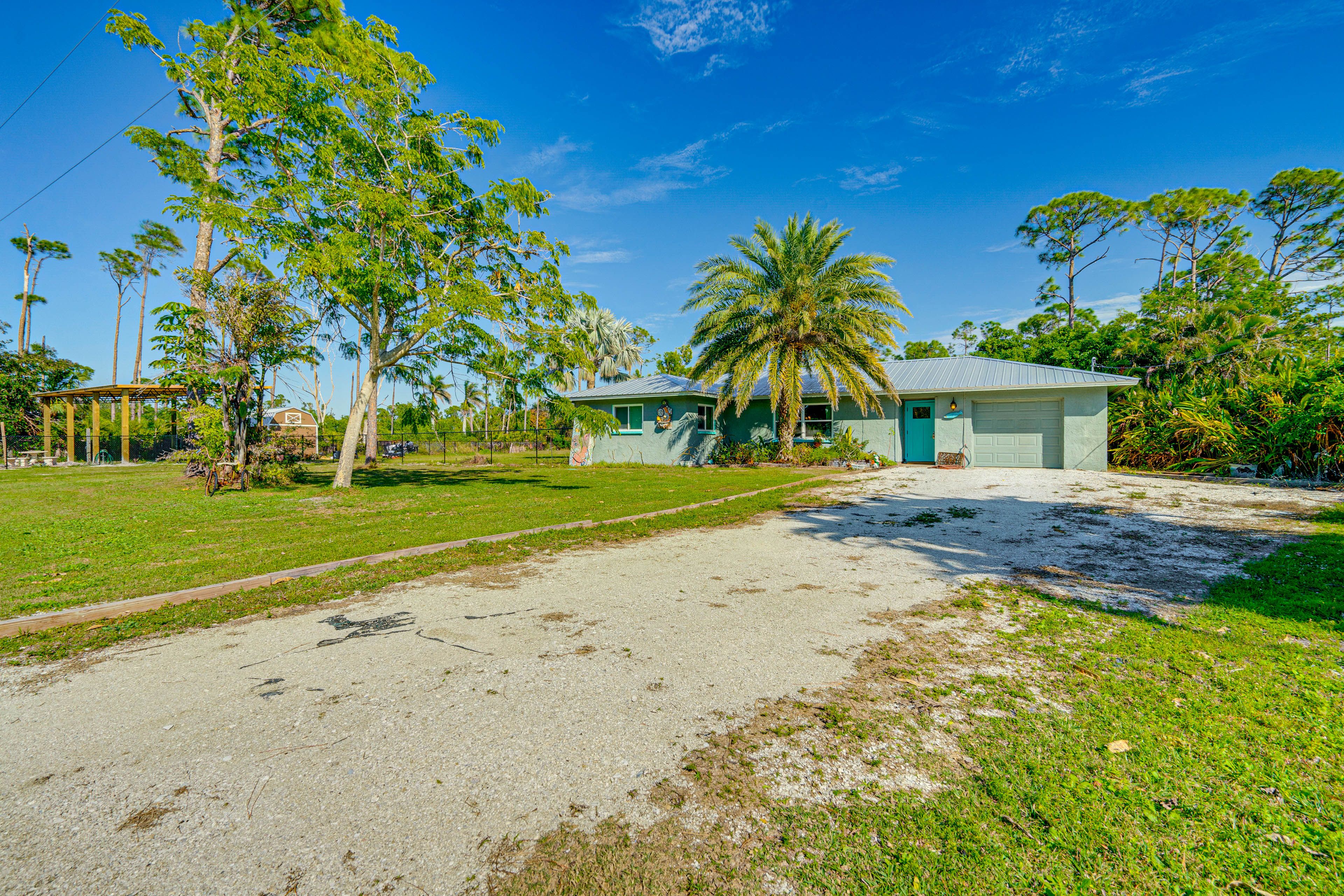 Parking | Driveway (4 Vehicles) | Boat Trailer Parking Available