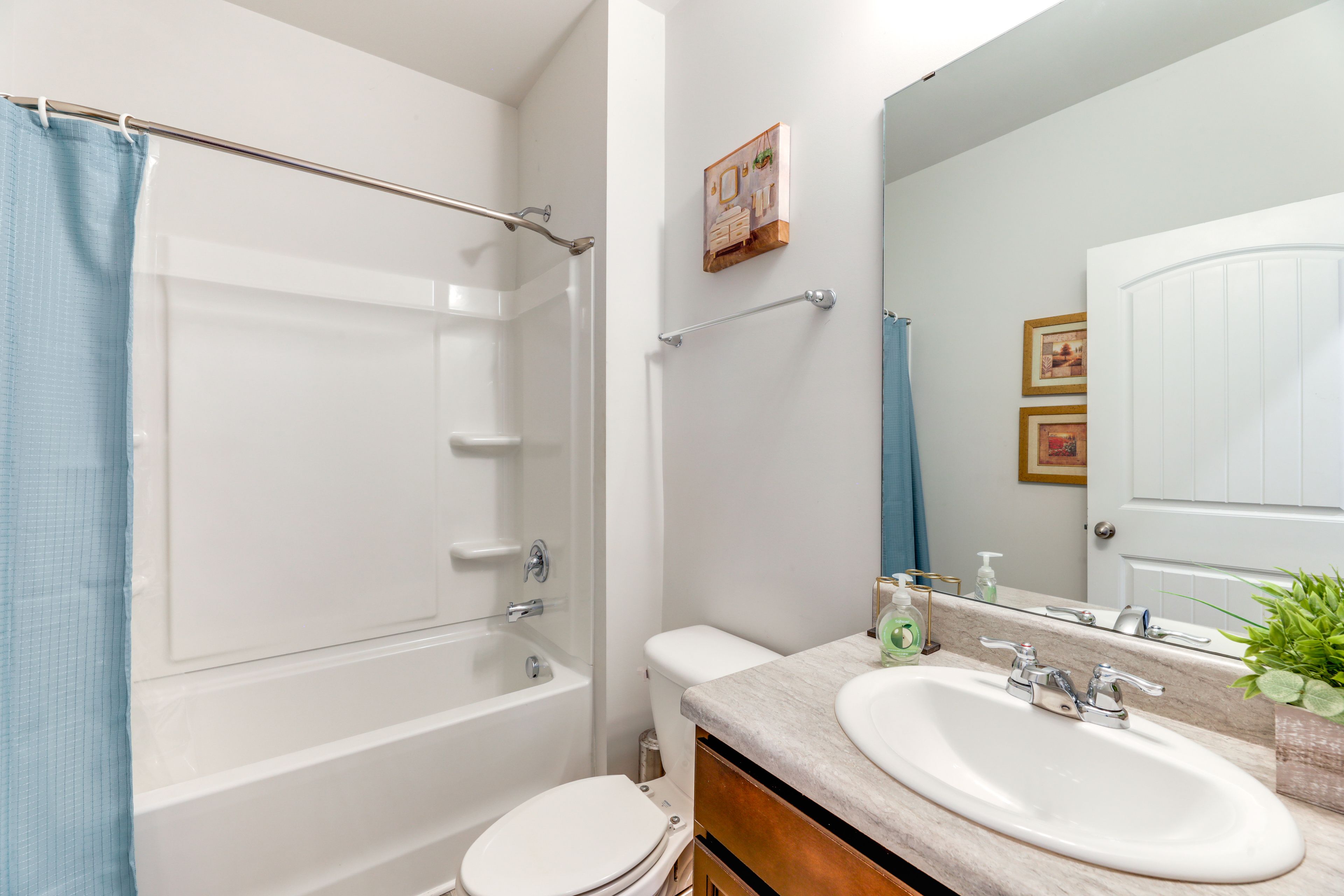 Full Bathroom | 1st Floor | Towels Provided