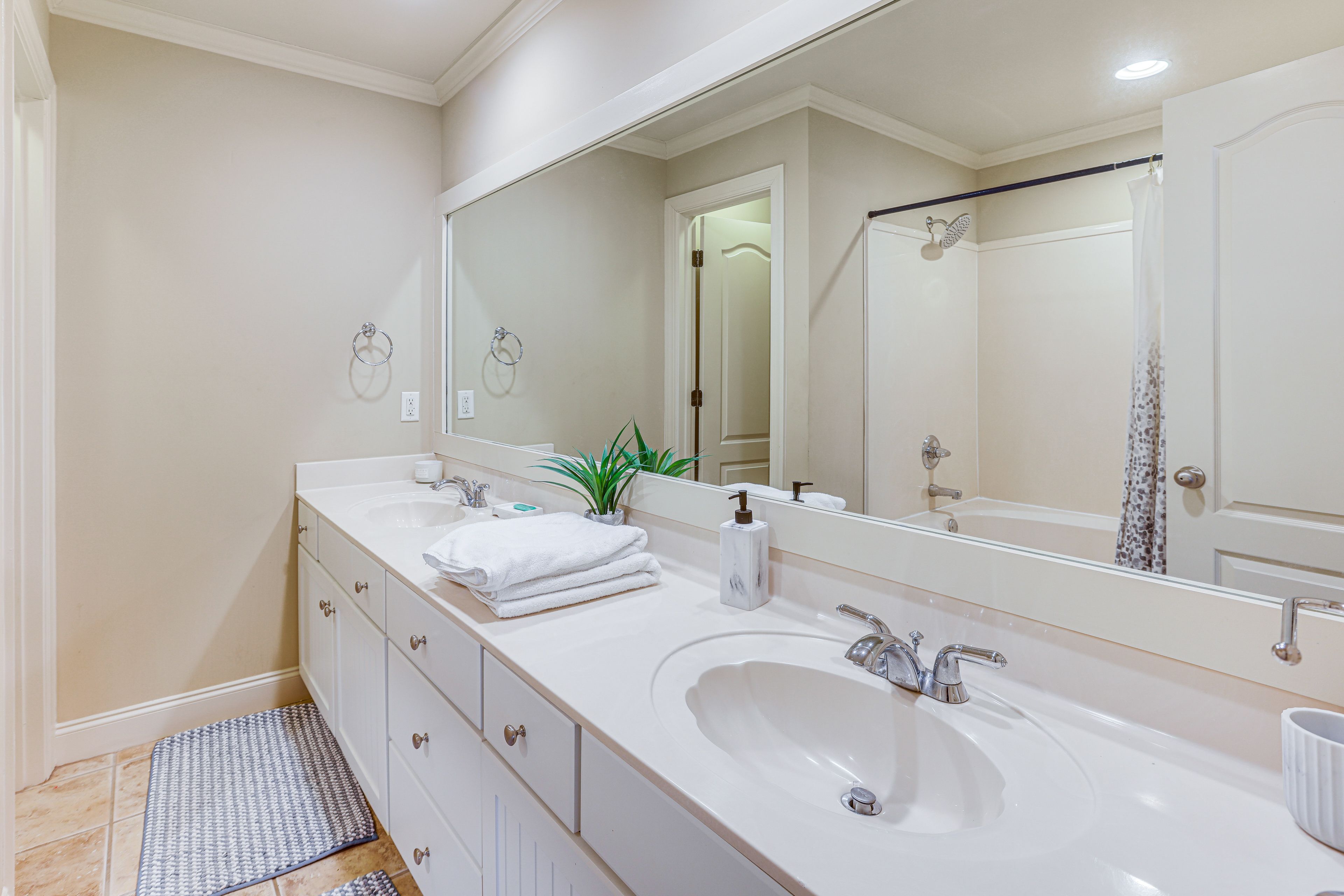 En-Suite Bathroom | Upper Level
