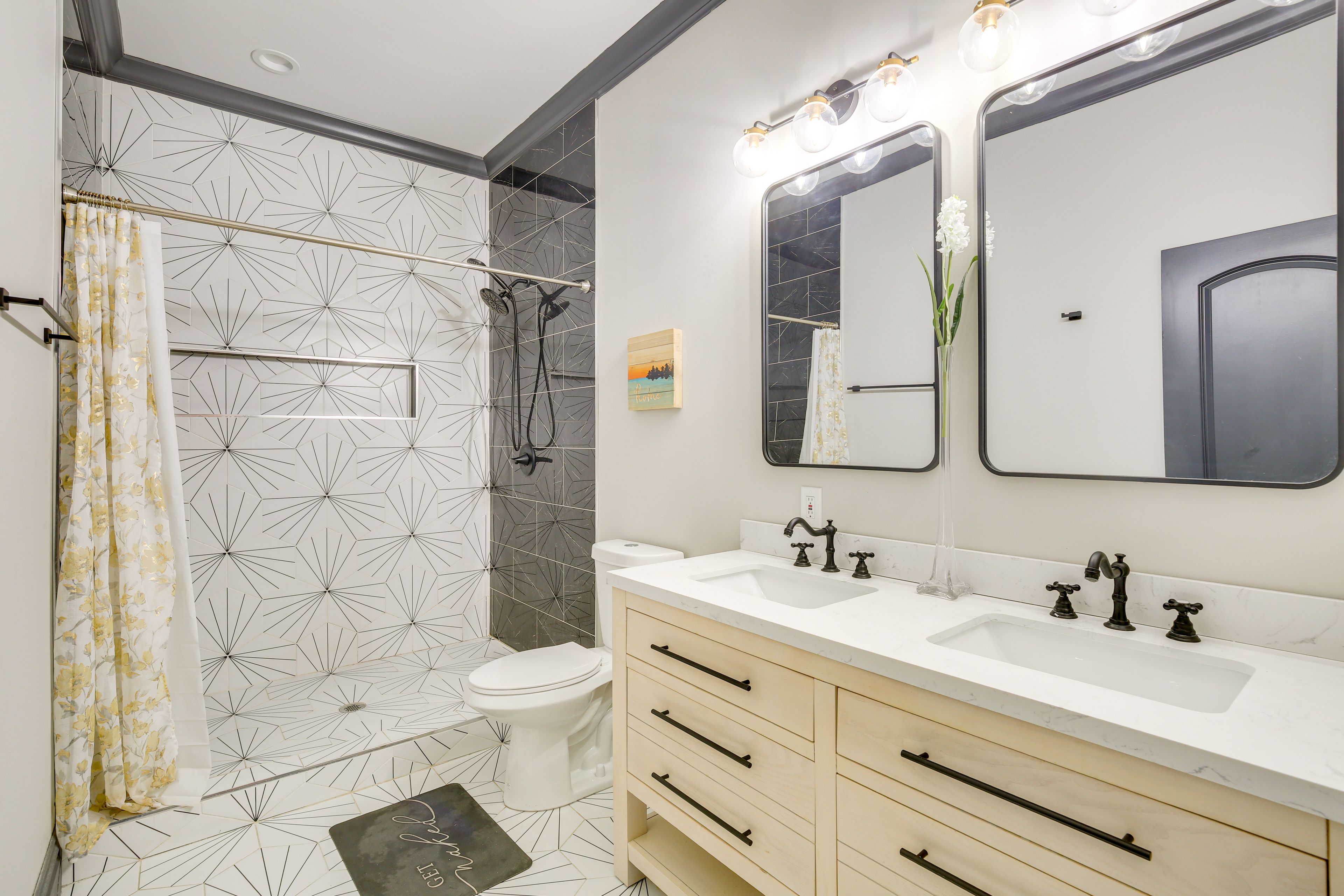 Full Bathroom | 2nd Floor | Complimentary Toiletries