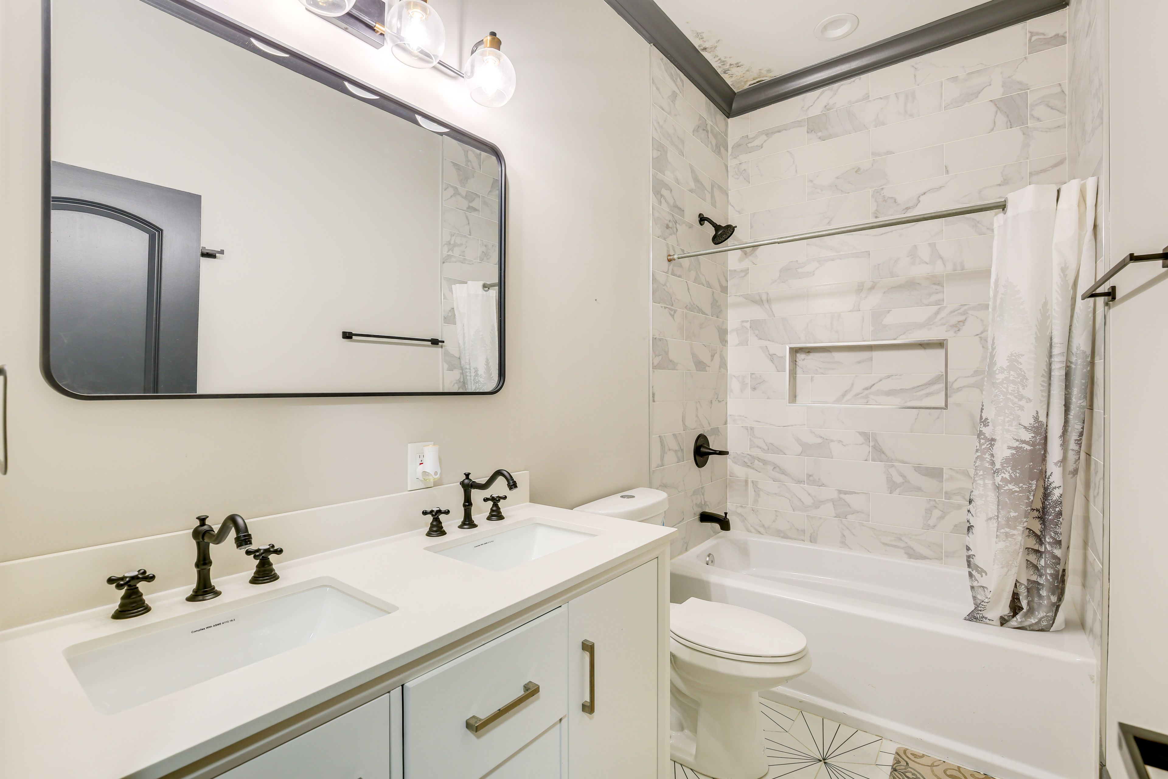 Full Bathroom | 2nd Floor | Towels Provided