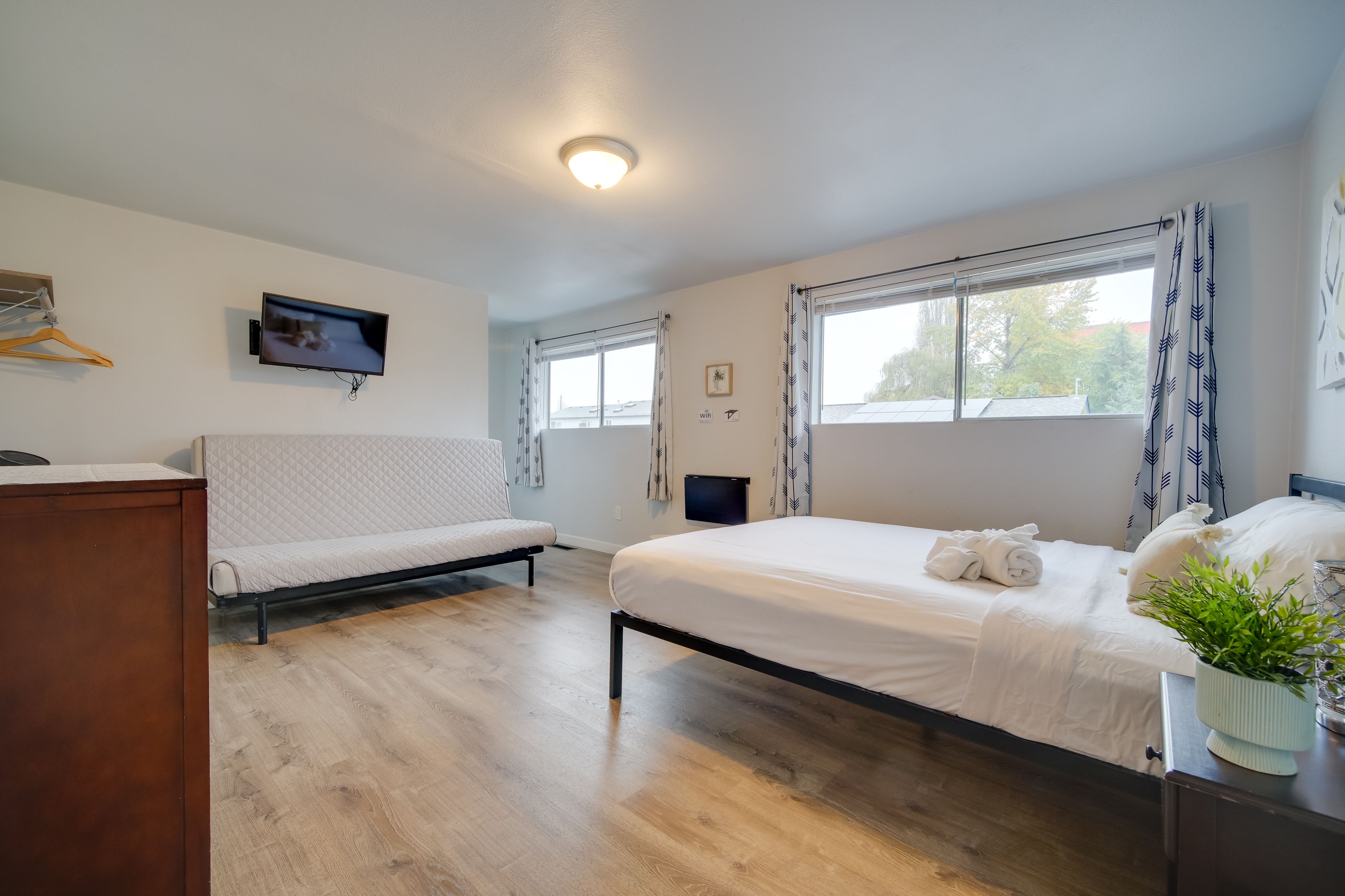 Bedroom 2 | Queen Bed | Queen Futon