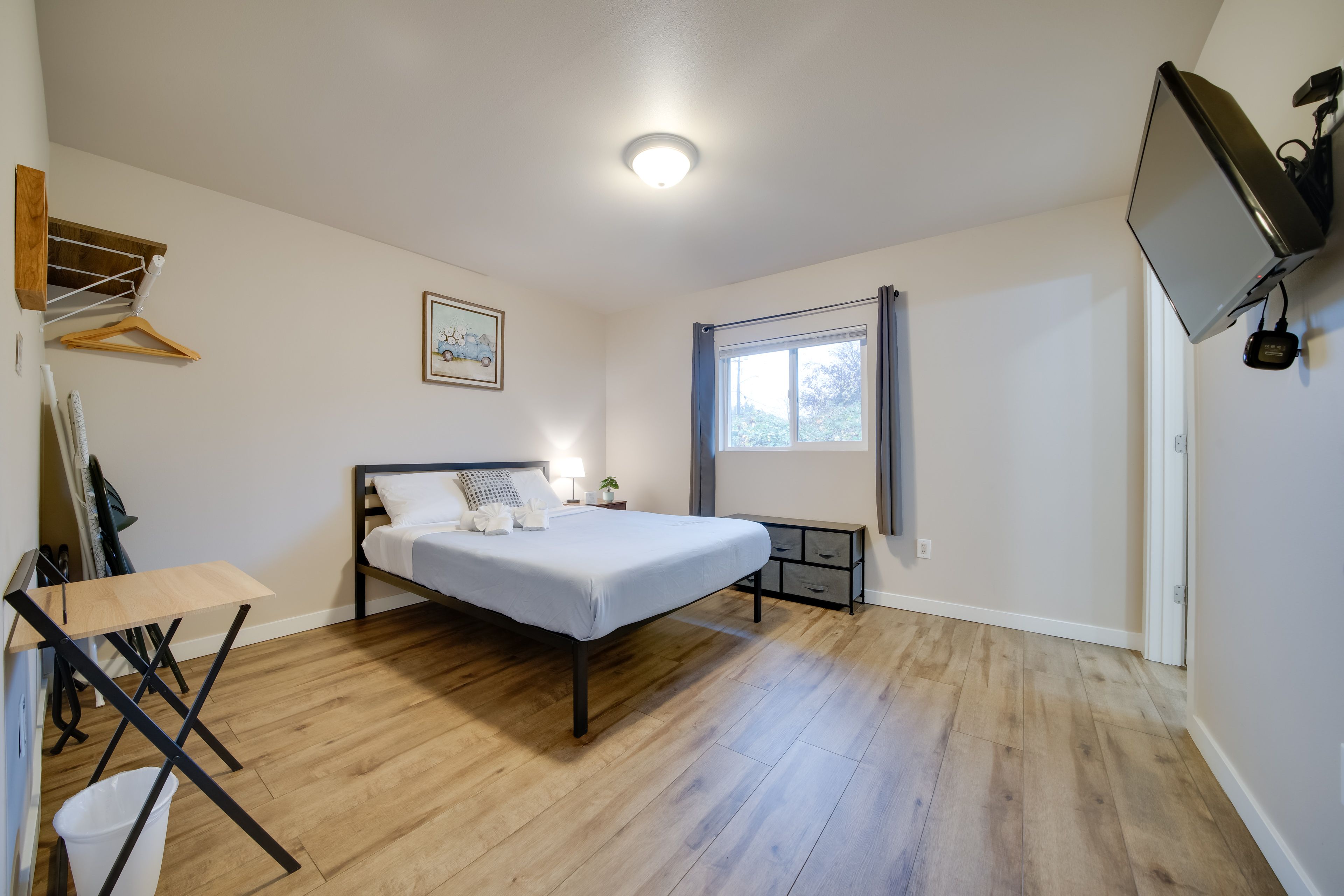 Bedroom 1 | Queen Bed | Twin Air Mattress | Smart TV | Linens Provided