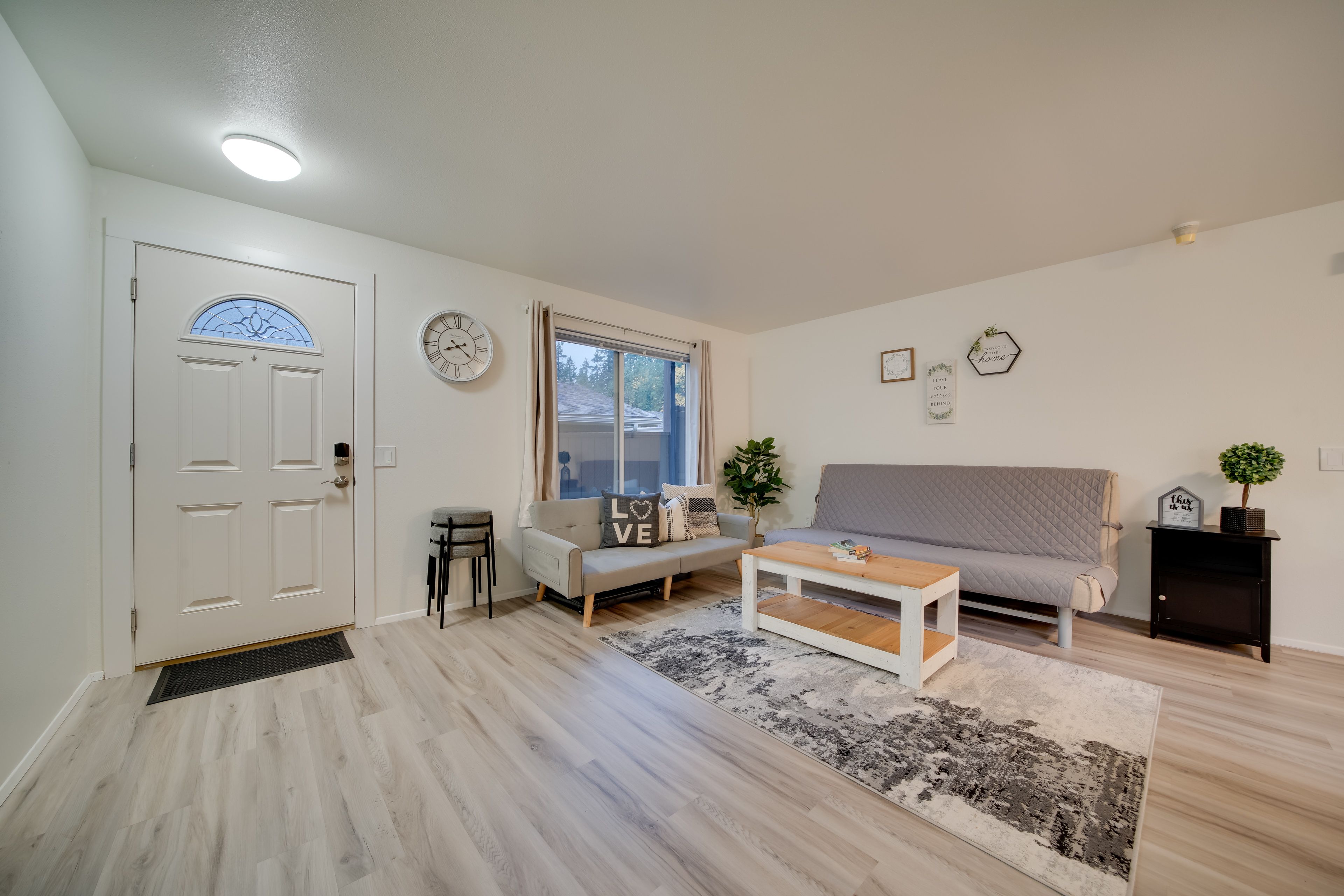 Living Room | Queen Futon | Twin Futon | Free WiFi