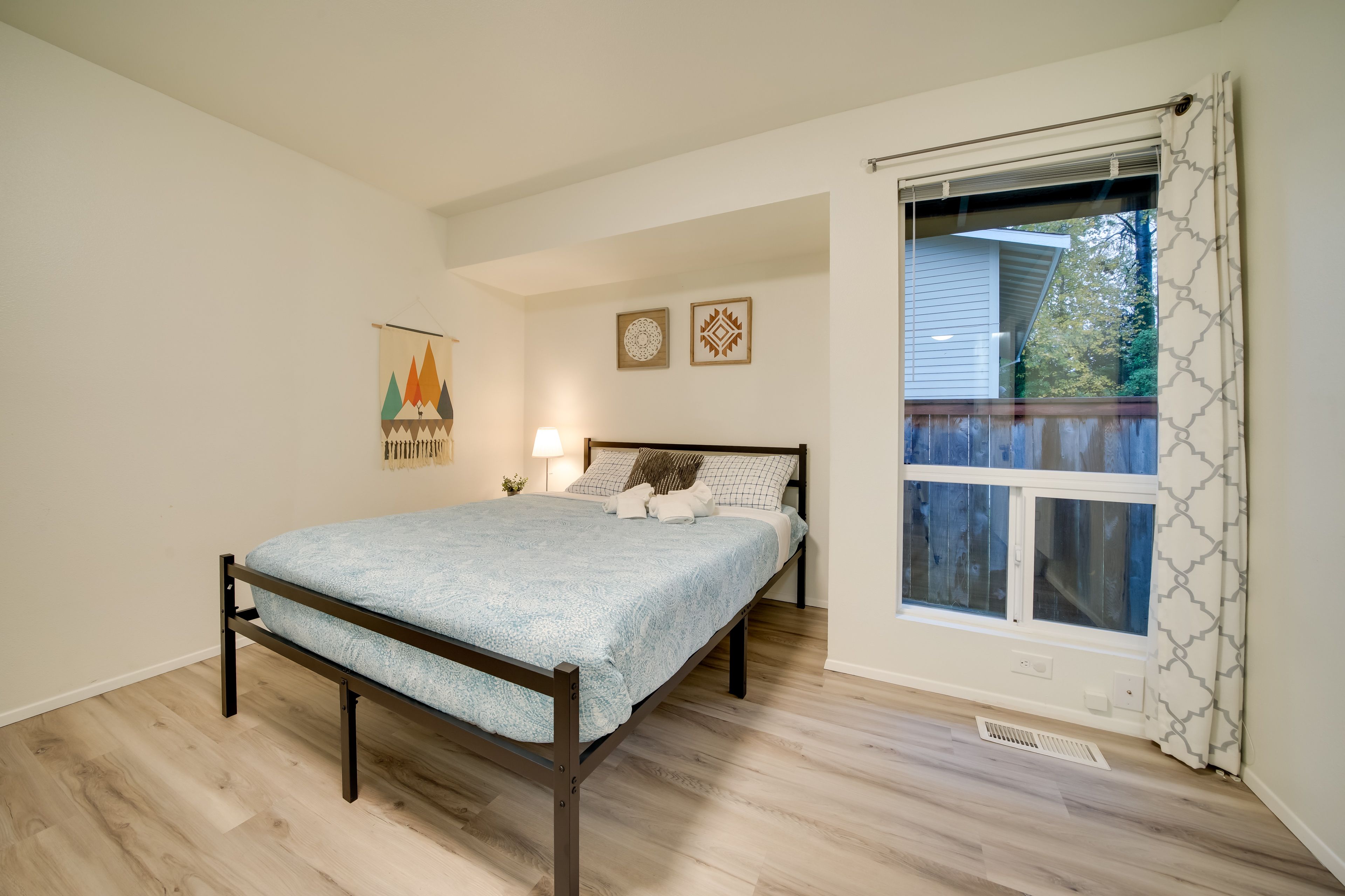 Bedroom 1 | Queen Bed