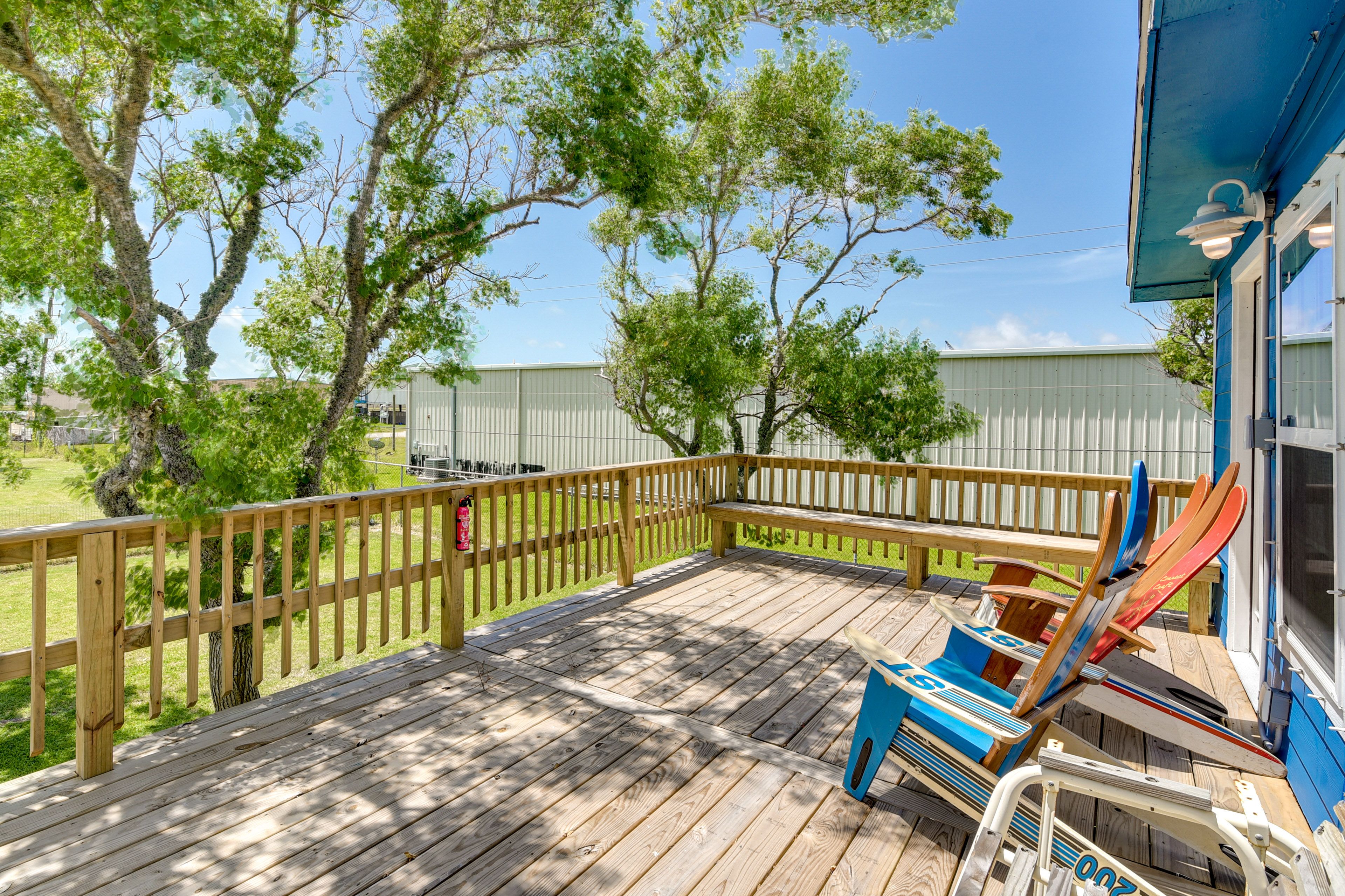Deck w/ Seating