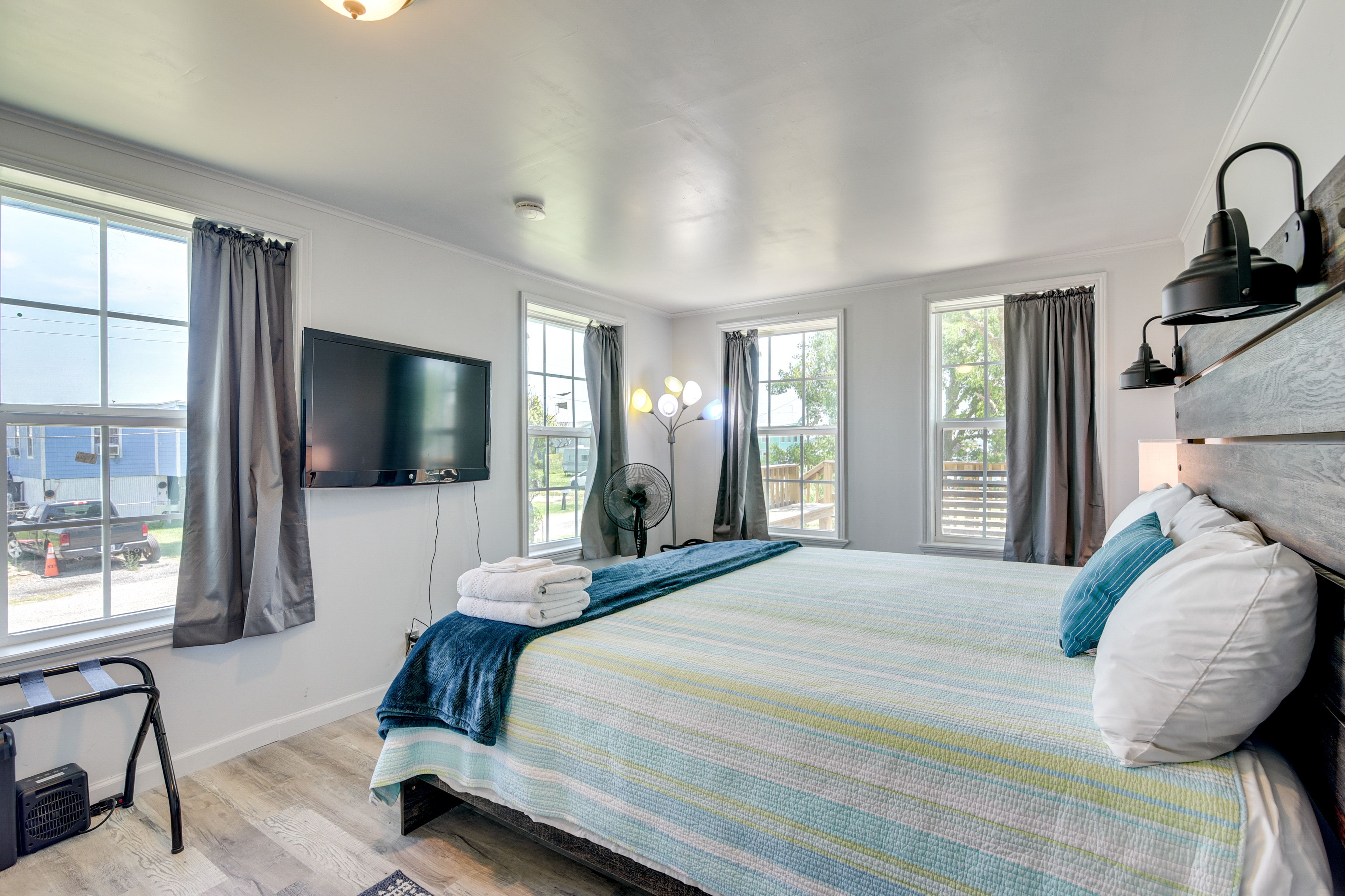 Bedroom 1 | King Bed