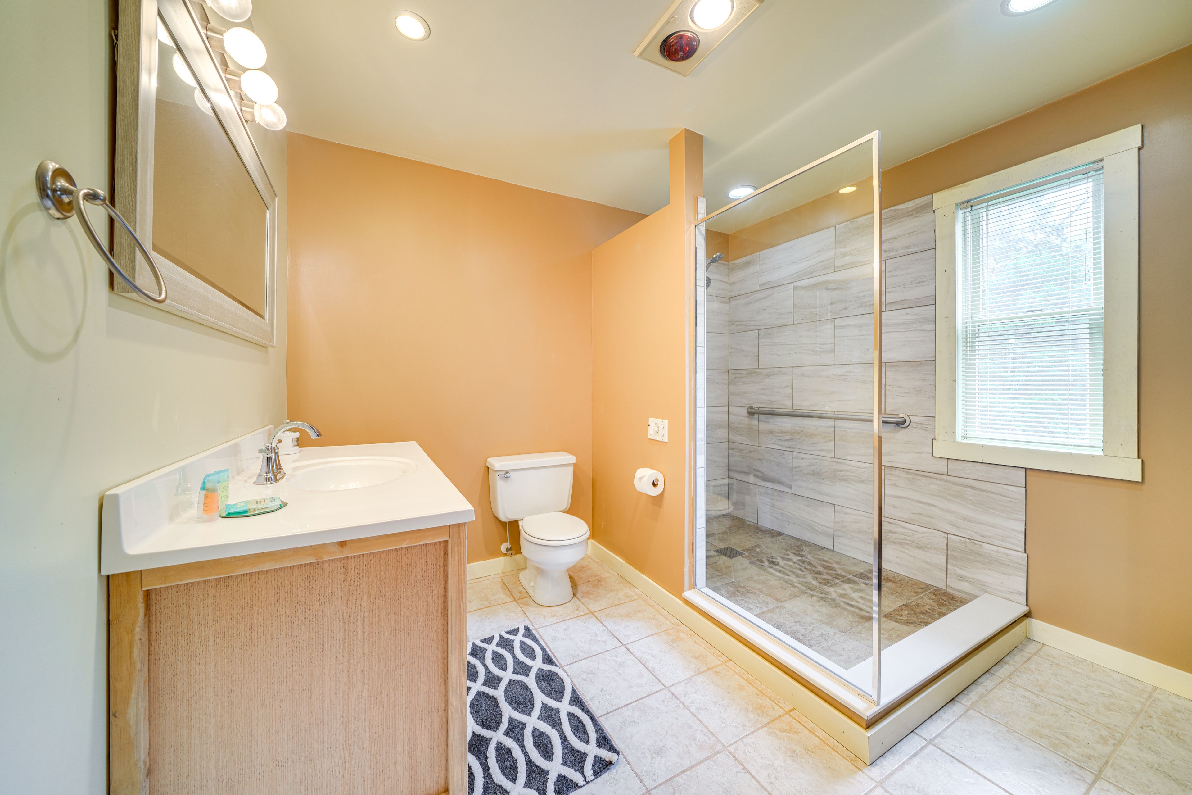 Full Bathroom | 2nd Level | 2 Steps | Towels Provided