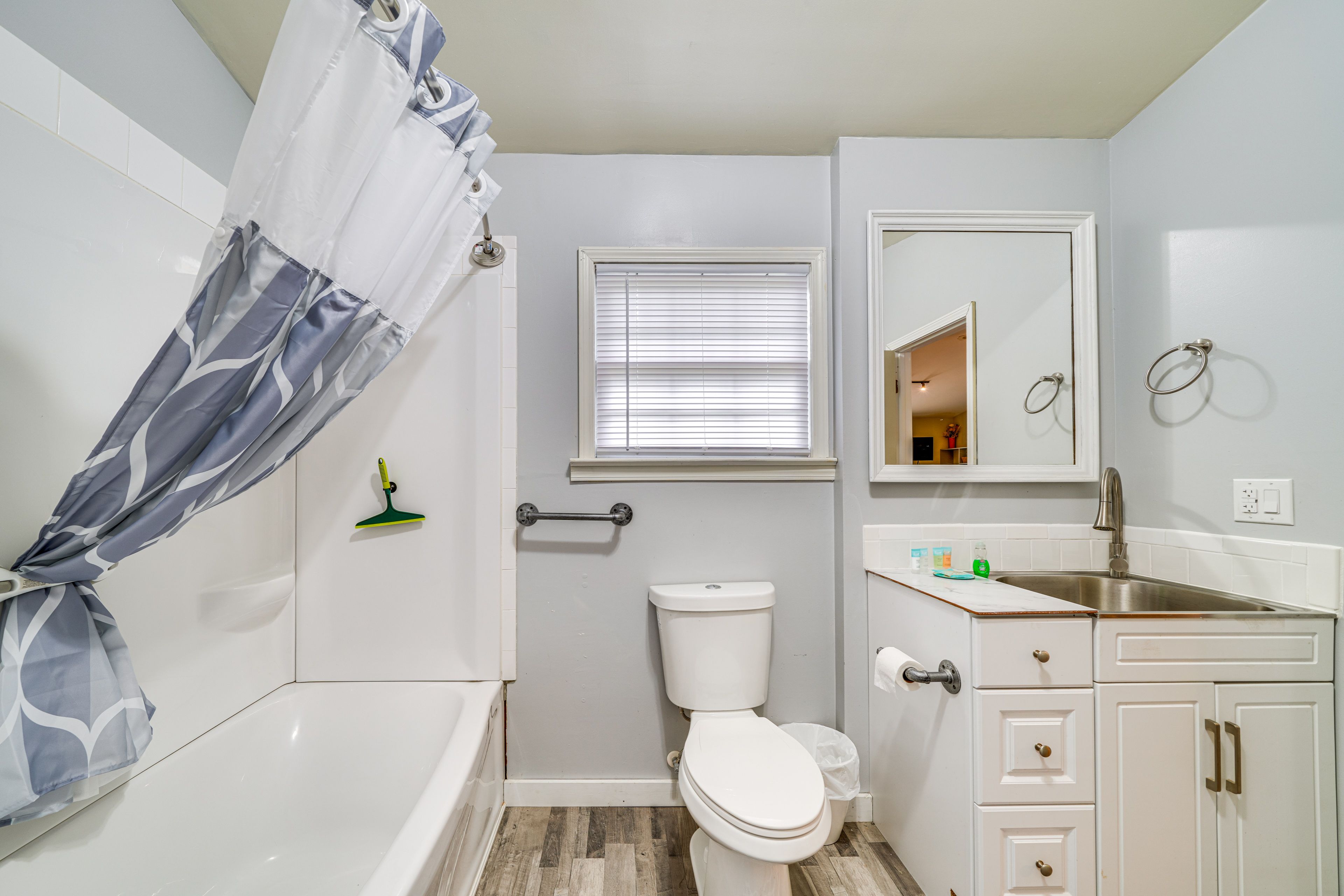 Full Bathroom | 1st Level | Towels Provided
