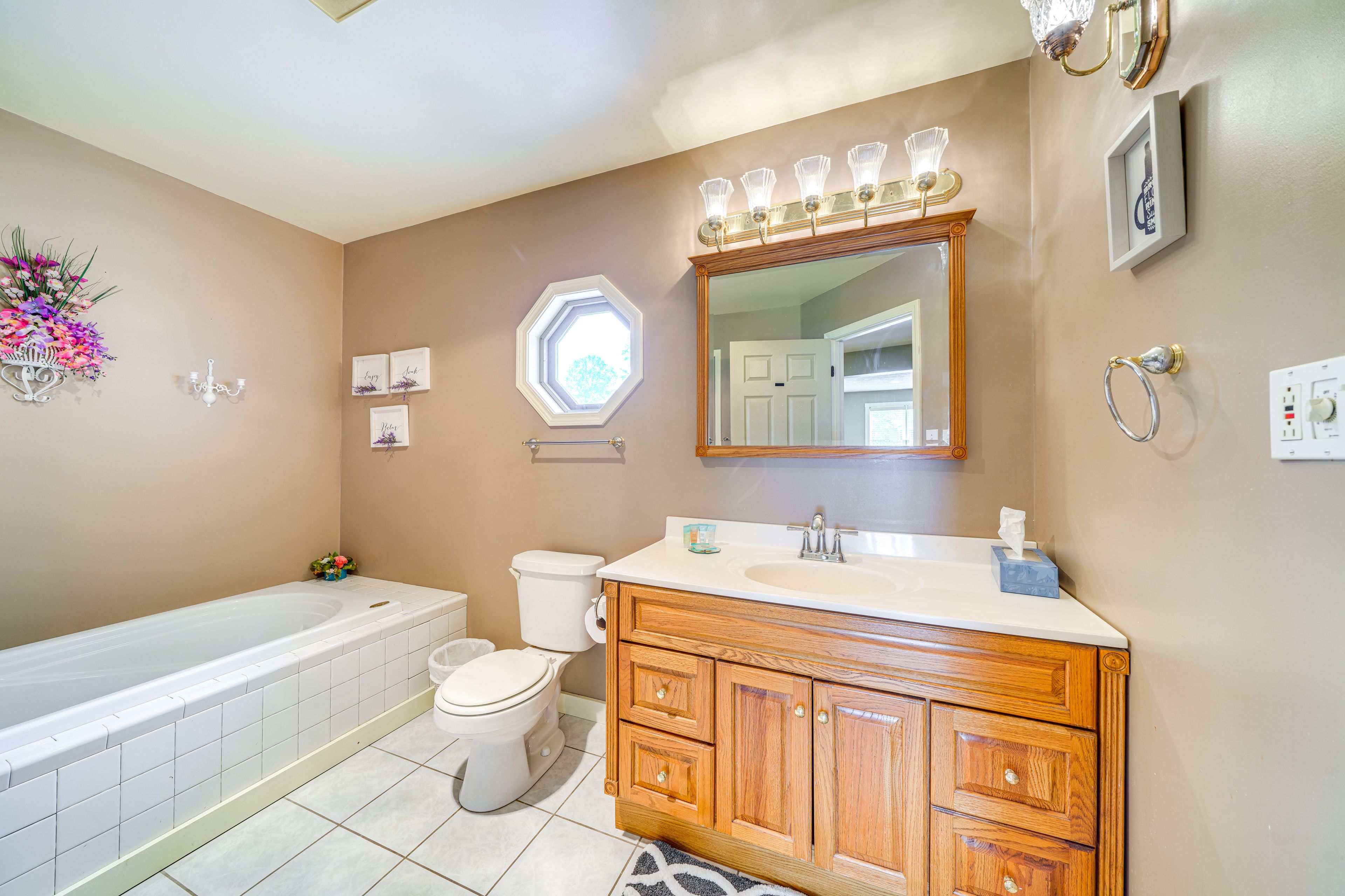 Full Bathroom | 2nd Level | 2 Steps | Towels Provided