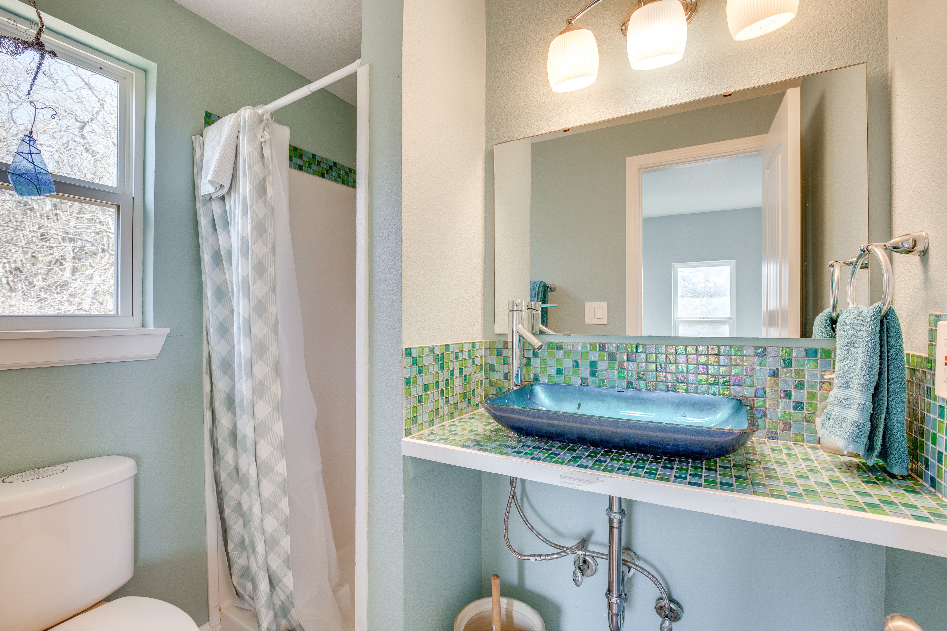 Full Bath | Towels | Hair Dryer | 1st Floor