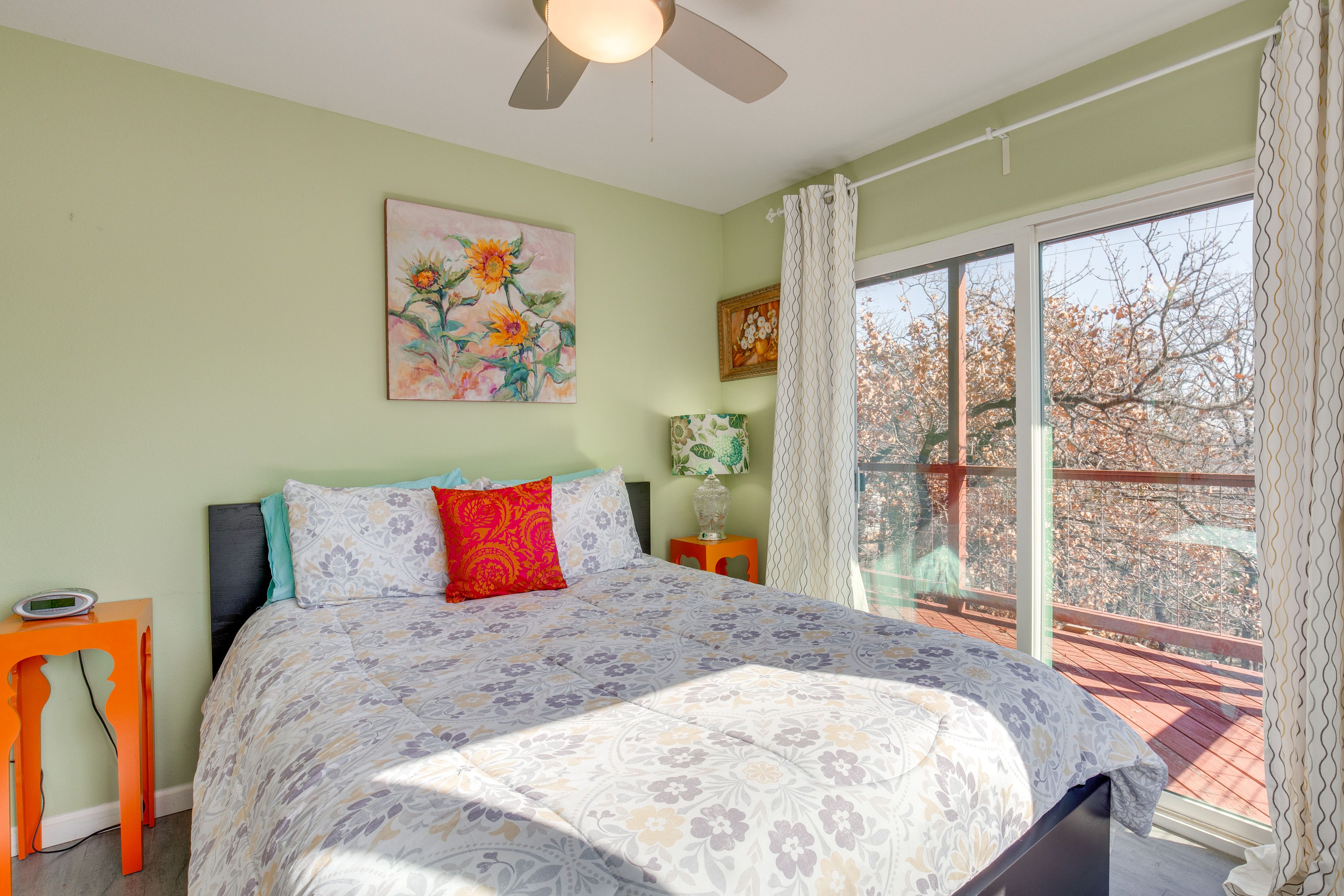 Bedroom 1 | Queen Bed | Linens Provided | 1st Floor