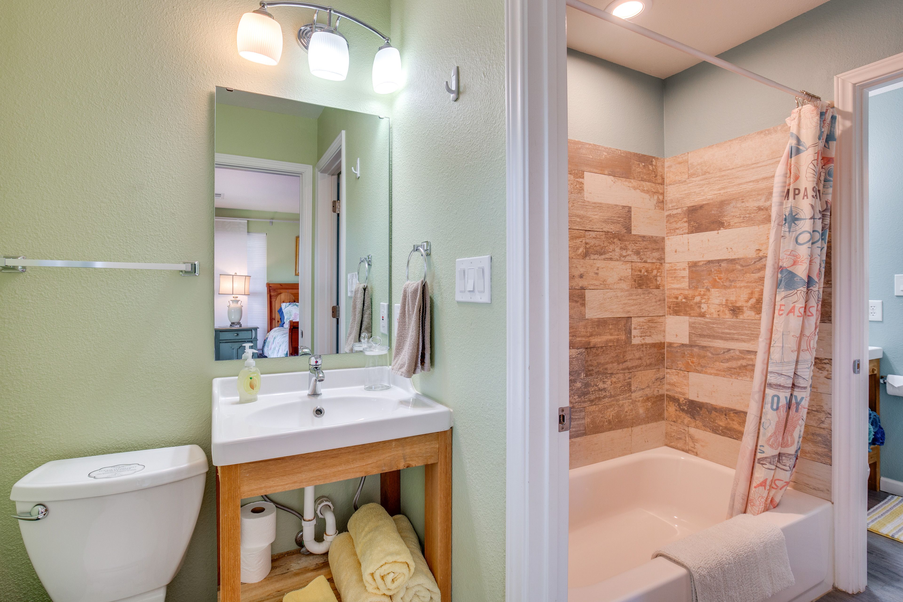 Full Bath | 1st Floor