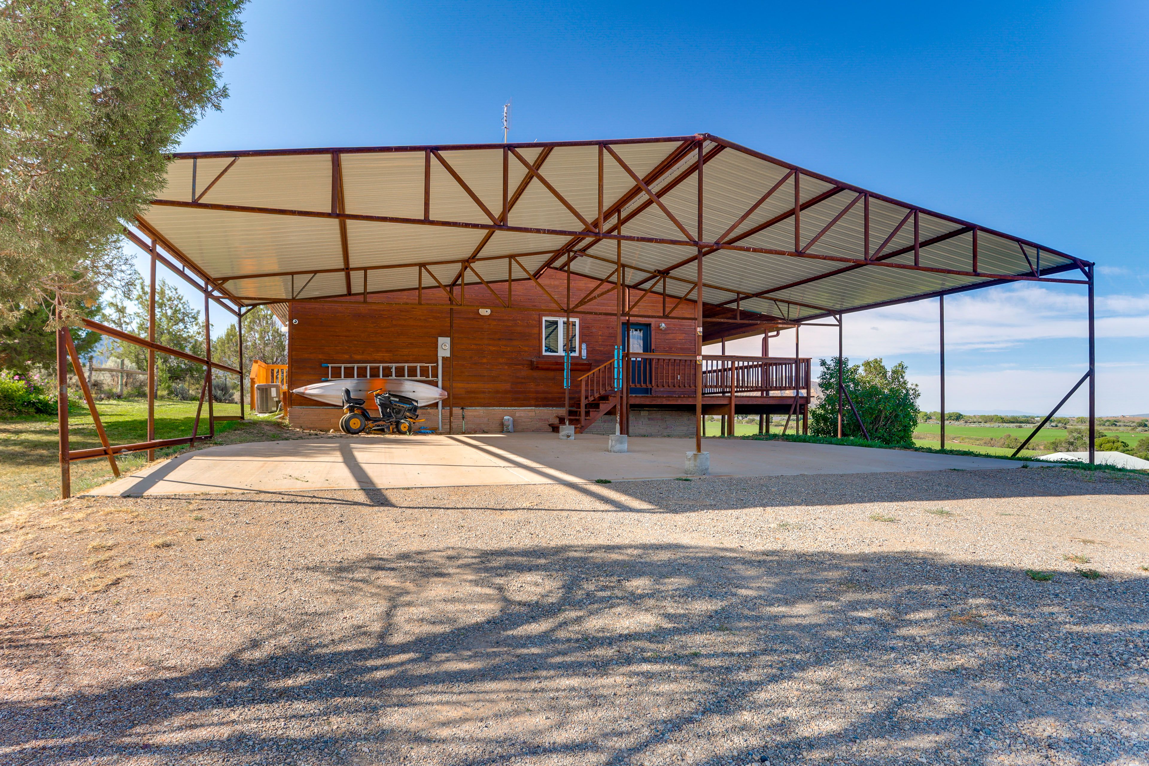 Parking | Carport (4 Vehicles) | Gravel Driveway | RV/Trailer Parking