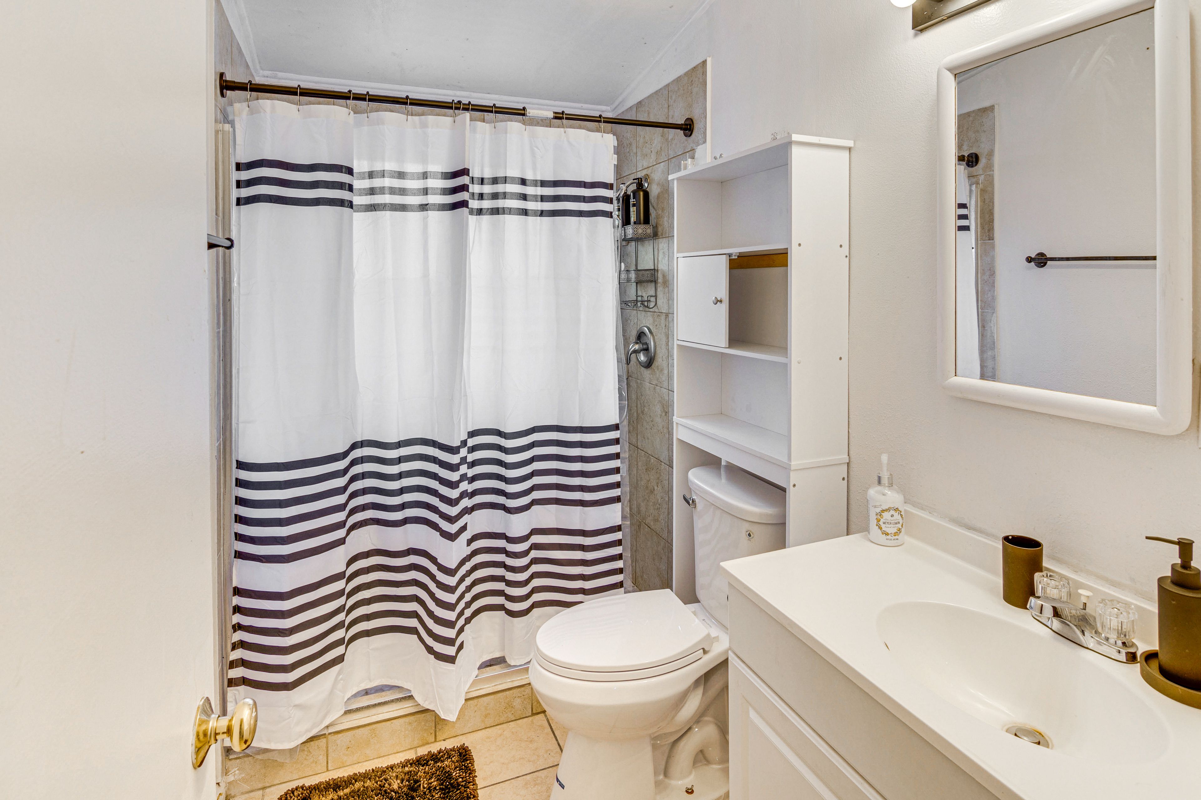 Full Bathroom | Towels Provided | Complimentary Toiletries