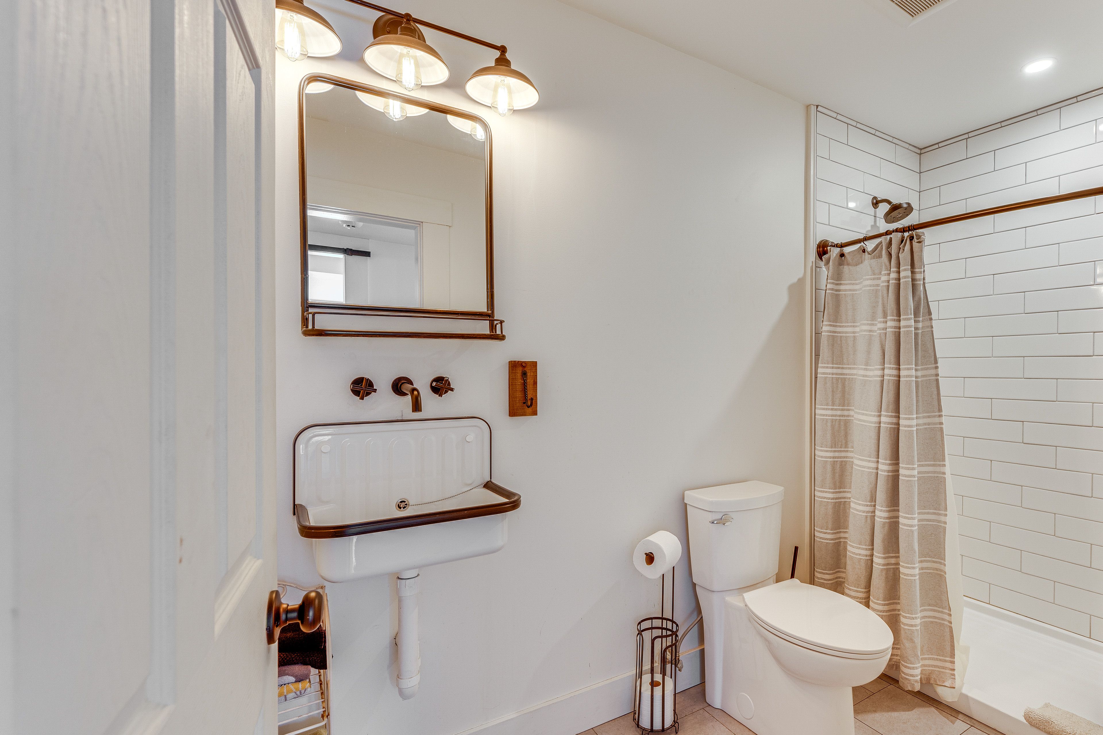 En-Suite Bathroom | 1st Floor | Towels Provided