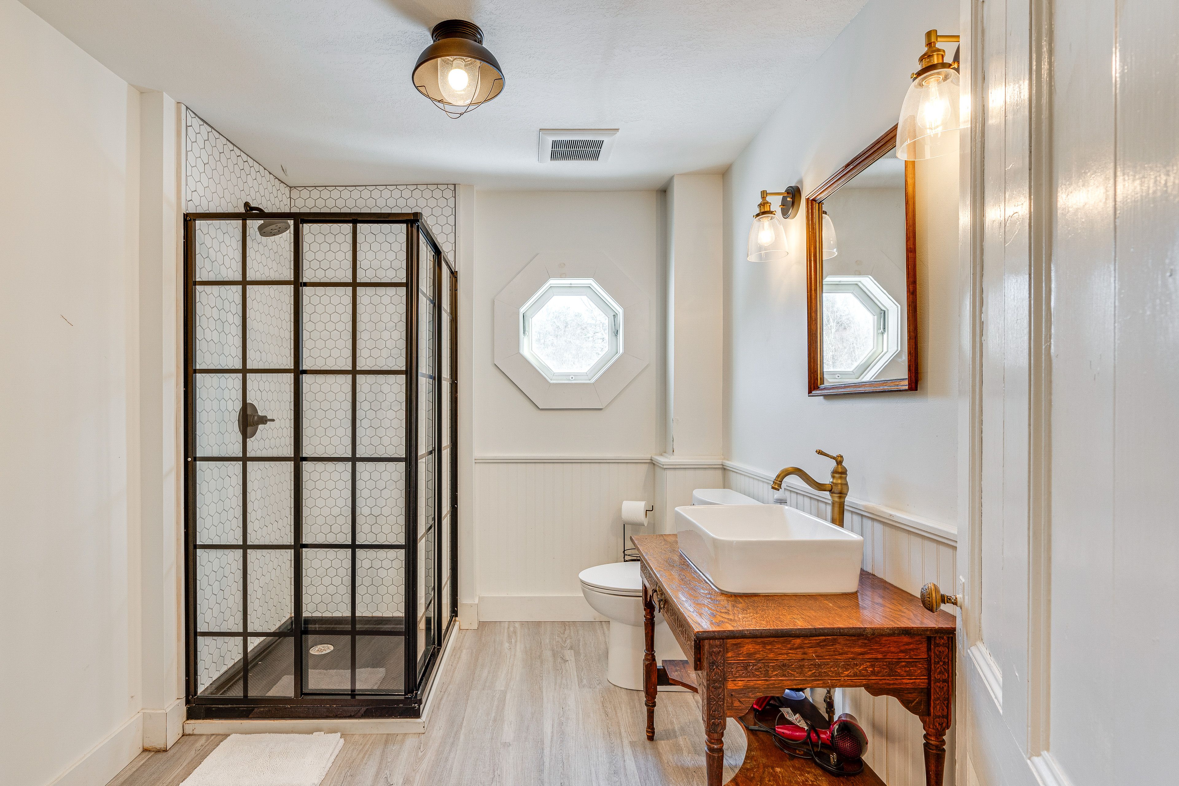 Full Bathroom | 2nd Floor