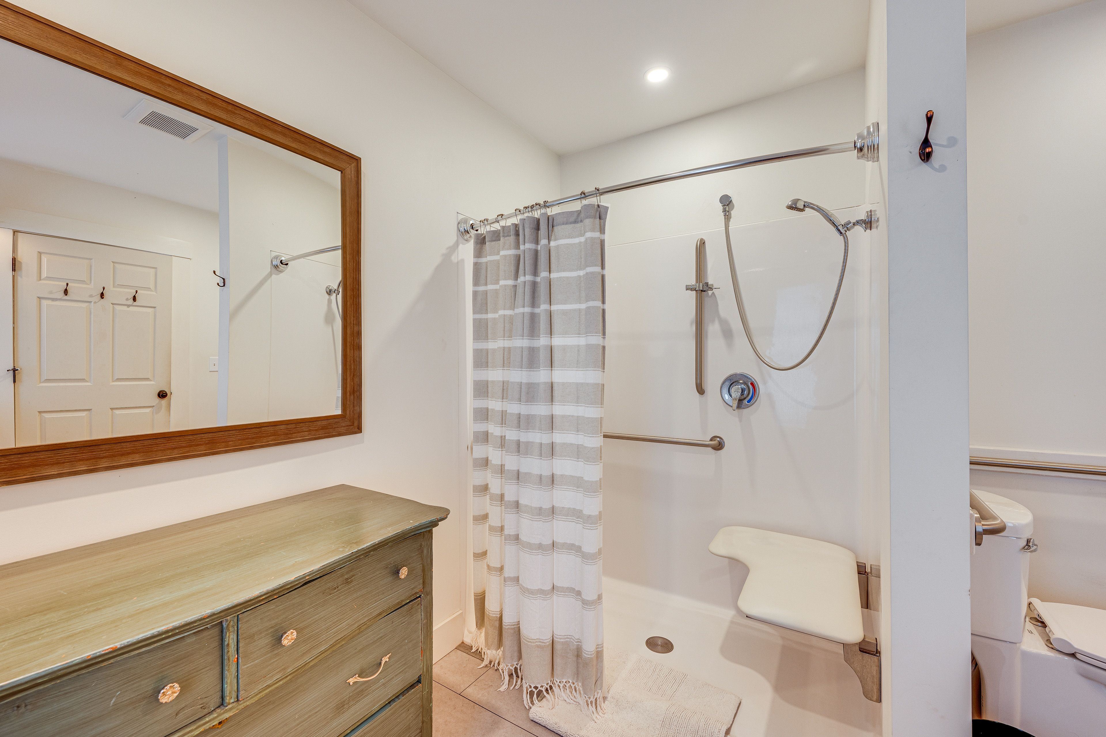 Full Bathroom | 1st Floor | Hair Dryer
