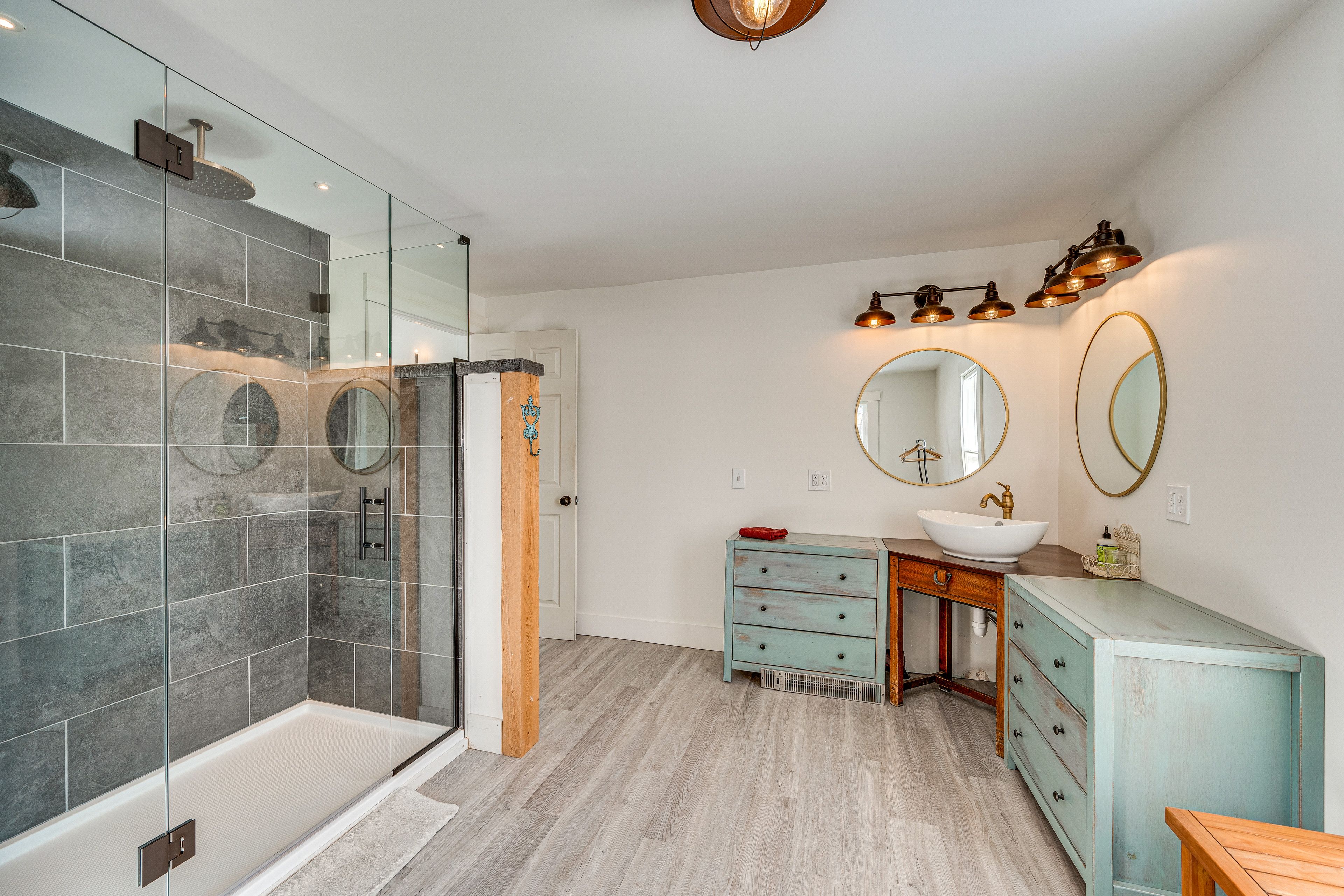 Full Bathroom | 2nd Floor
