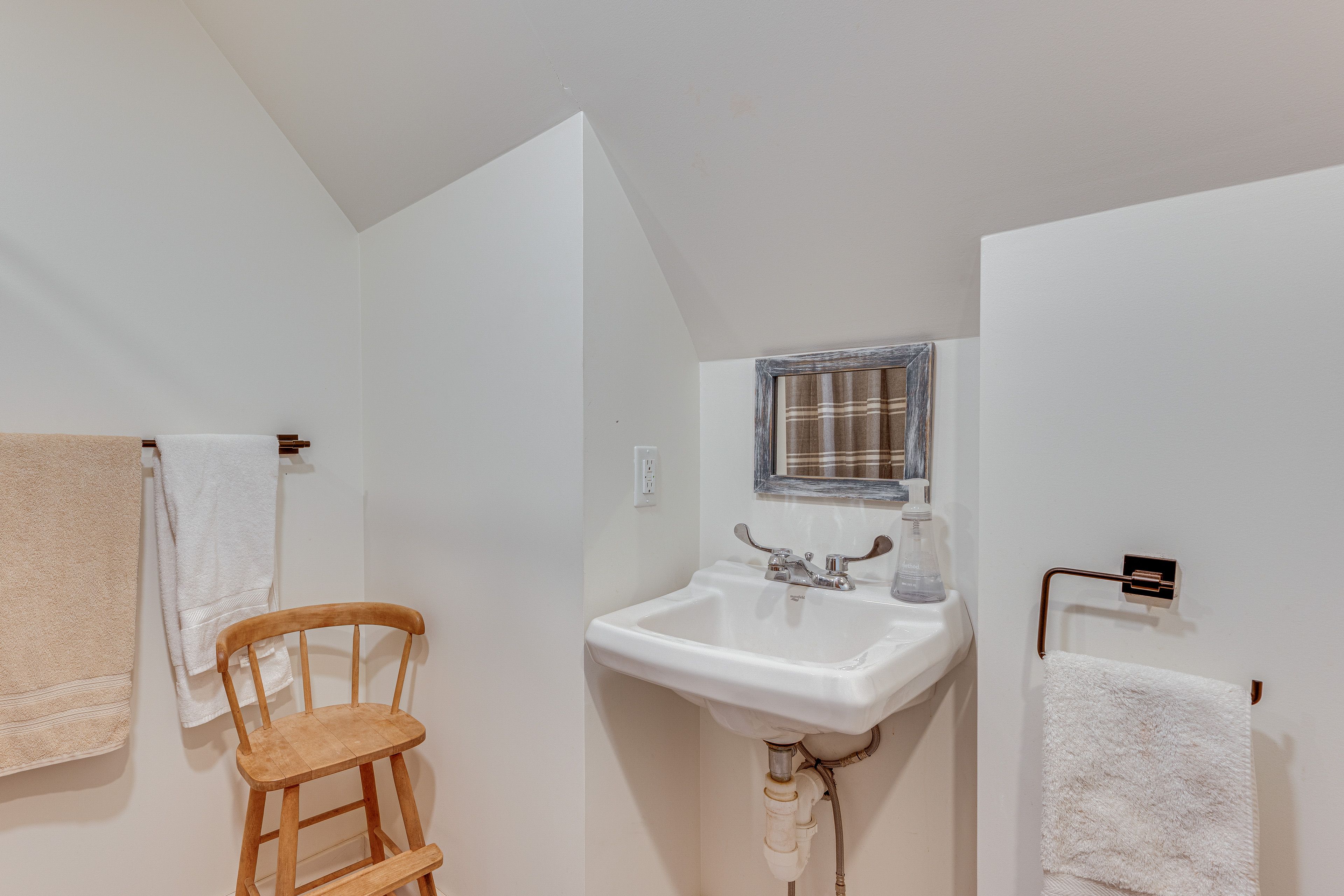 Full Bathroom | 3rd Floor