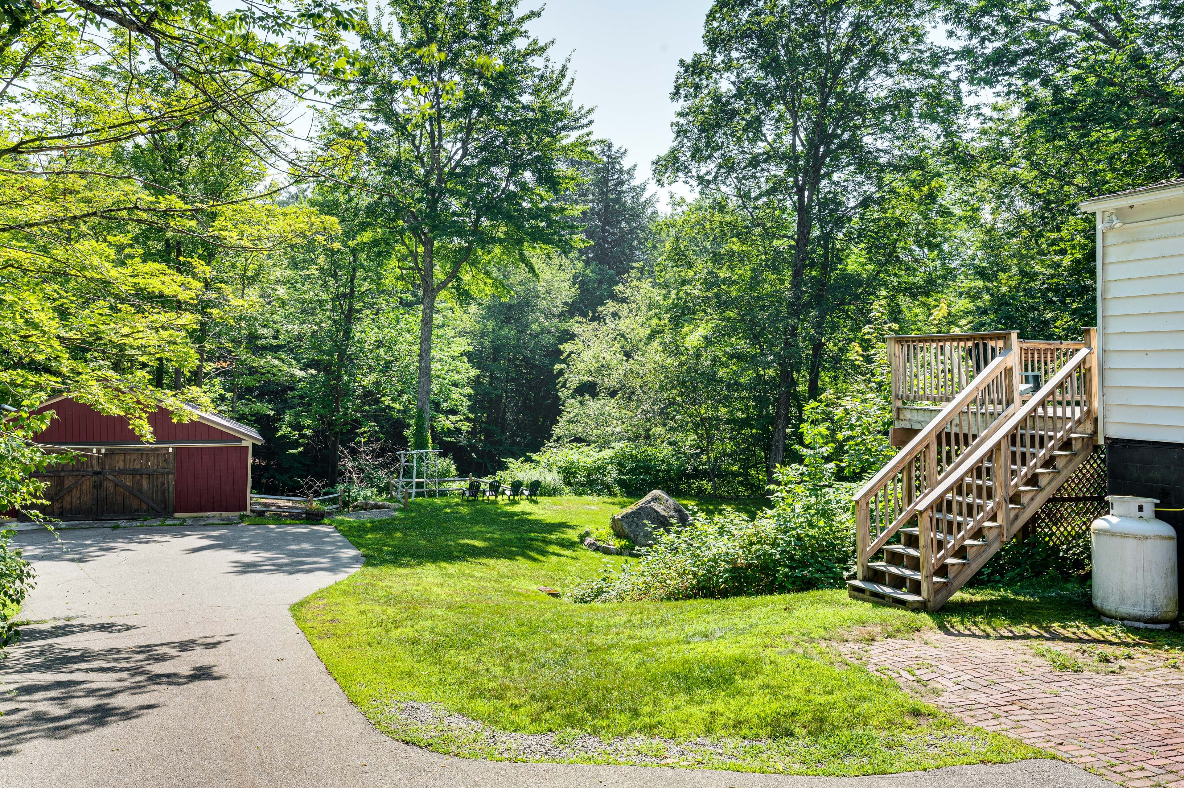 Exterior | Parking | Driveway (10 Vehicles)