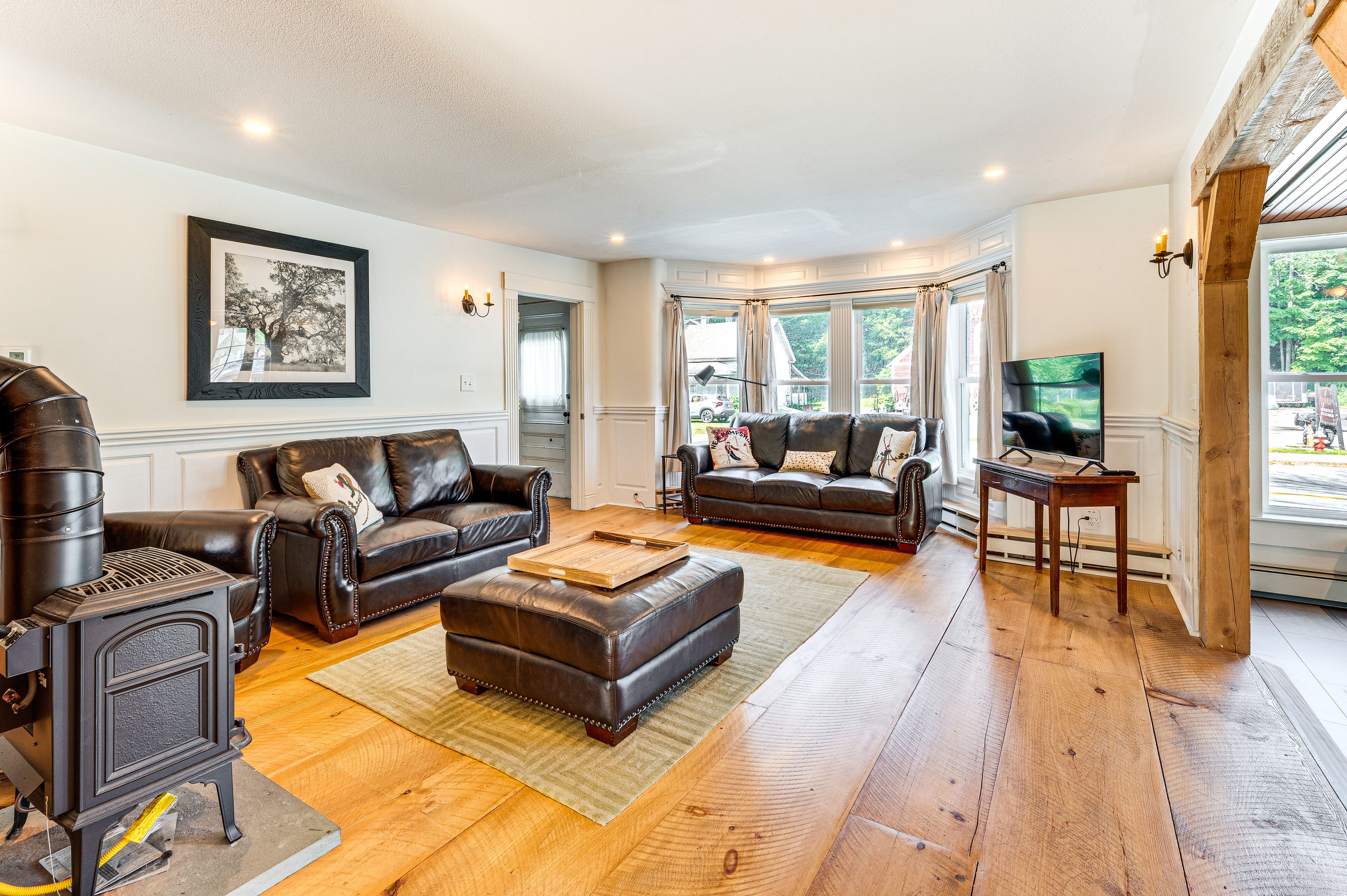 Living Room | 1st Floor | Central Heating | Mini-Split A/C Unit | Smart TV