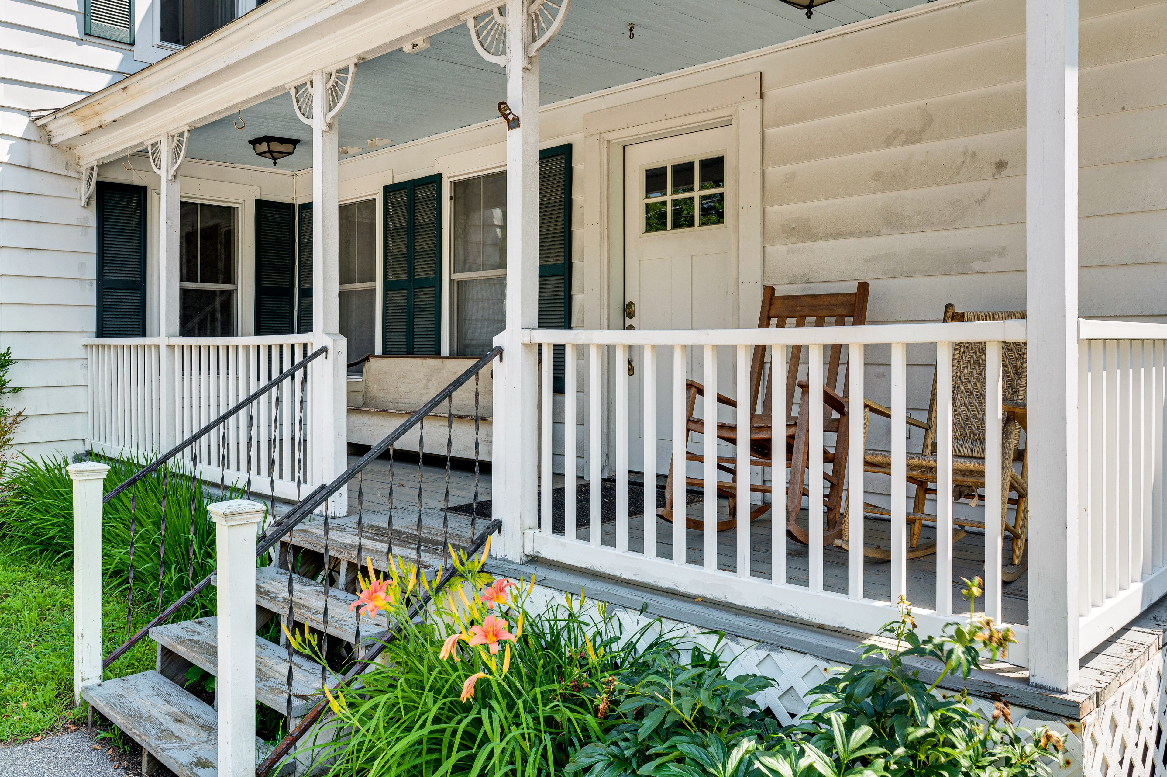 Covered Porch w/ Seating
