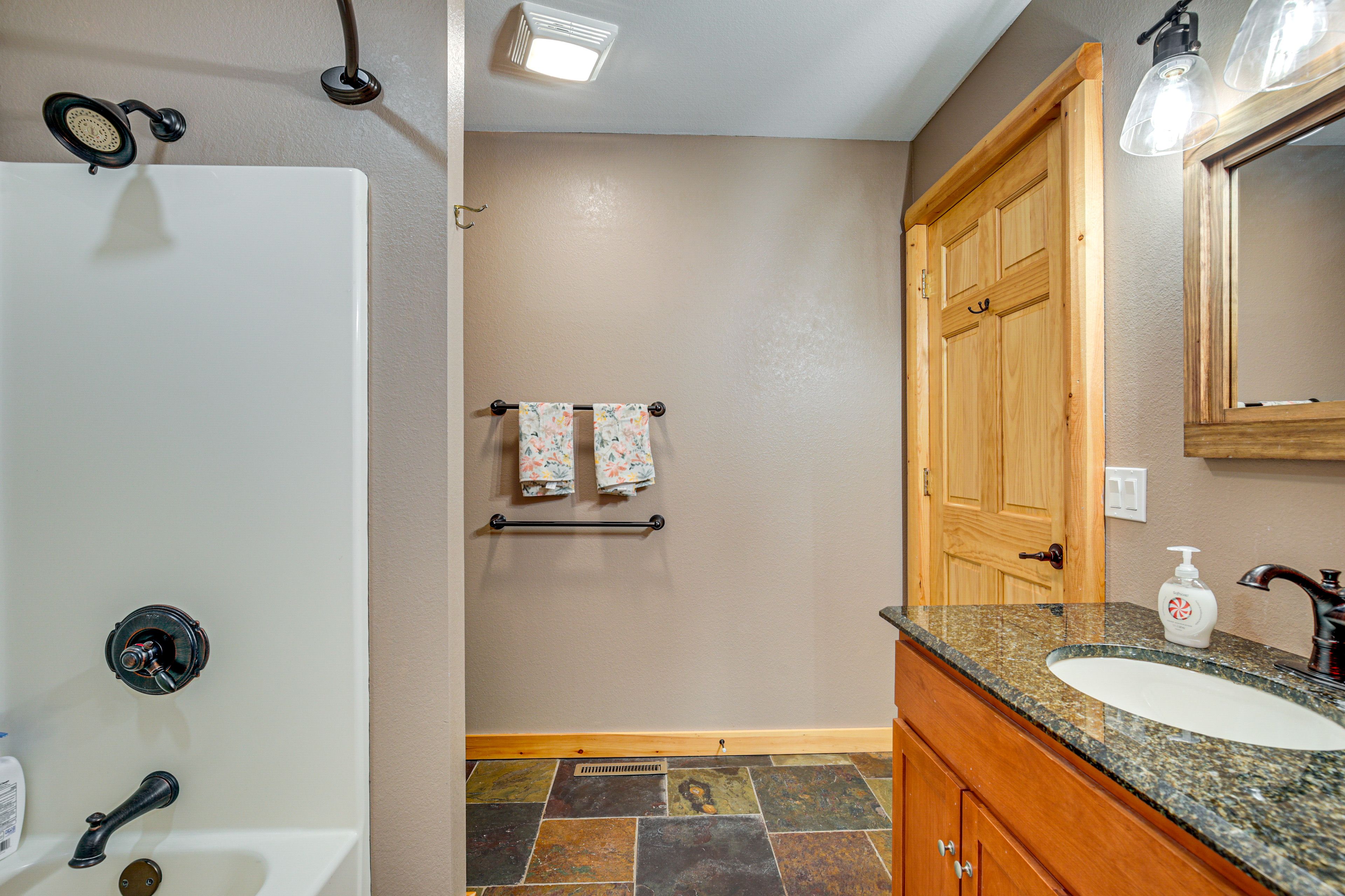 Full Bathroom | 2nd Floor | Towels Provided