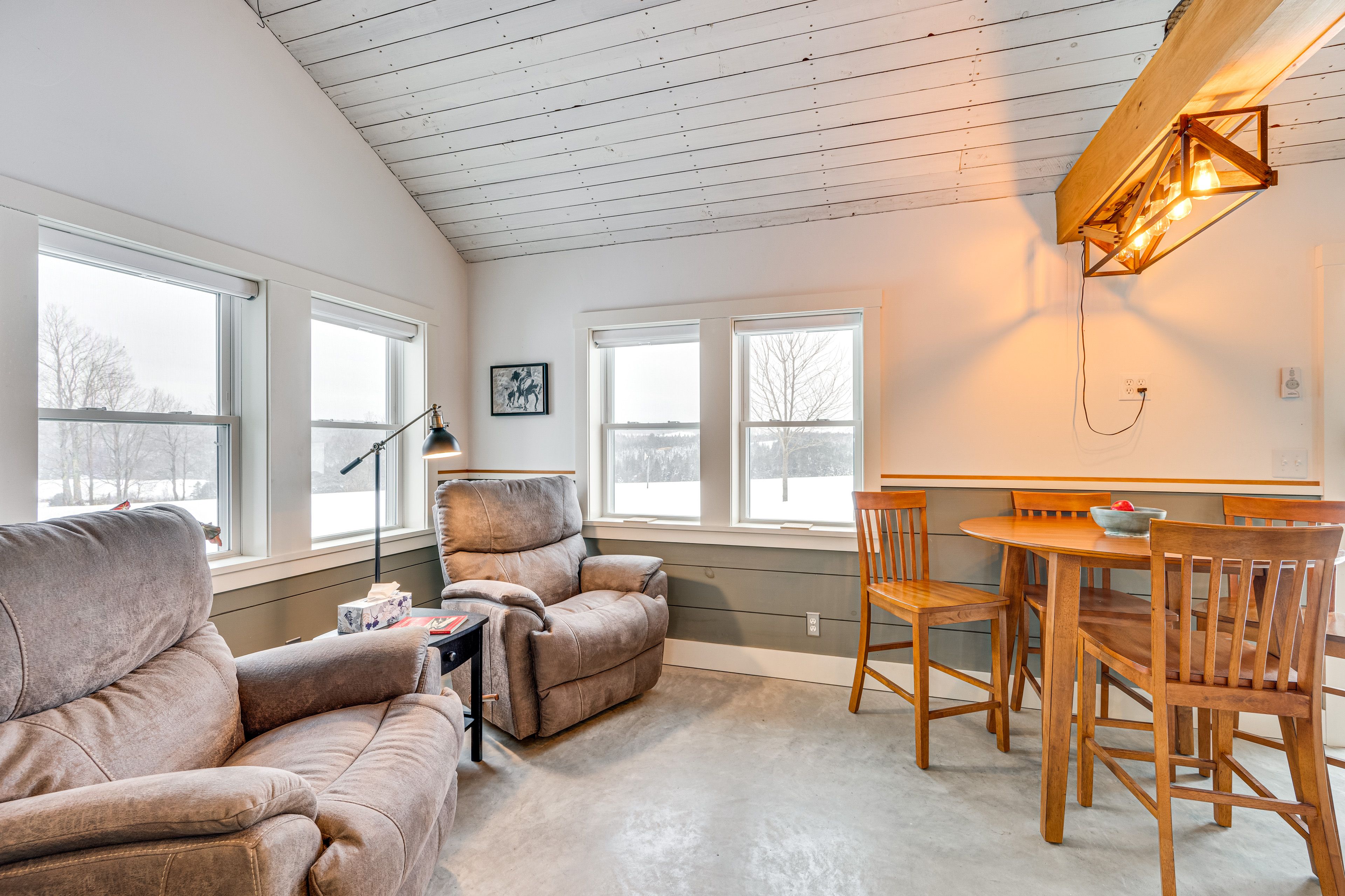 Living Room | Full Sleeper Sofa | Free WiFi | Dining Area | Dishware & Flatware