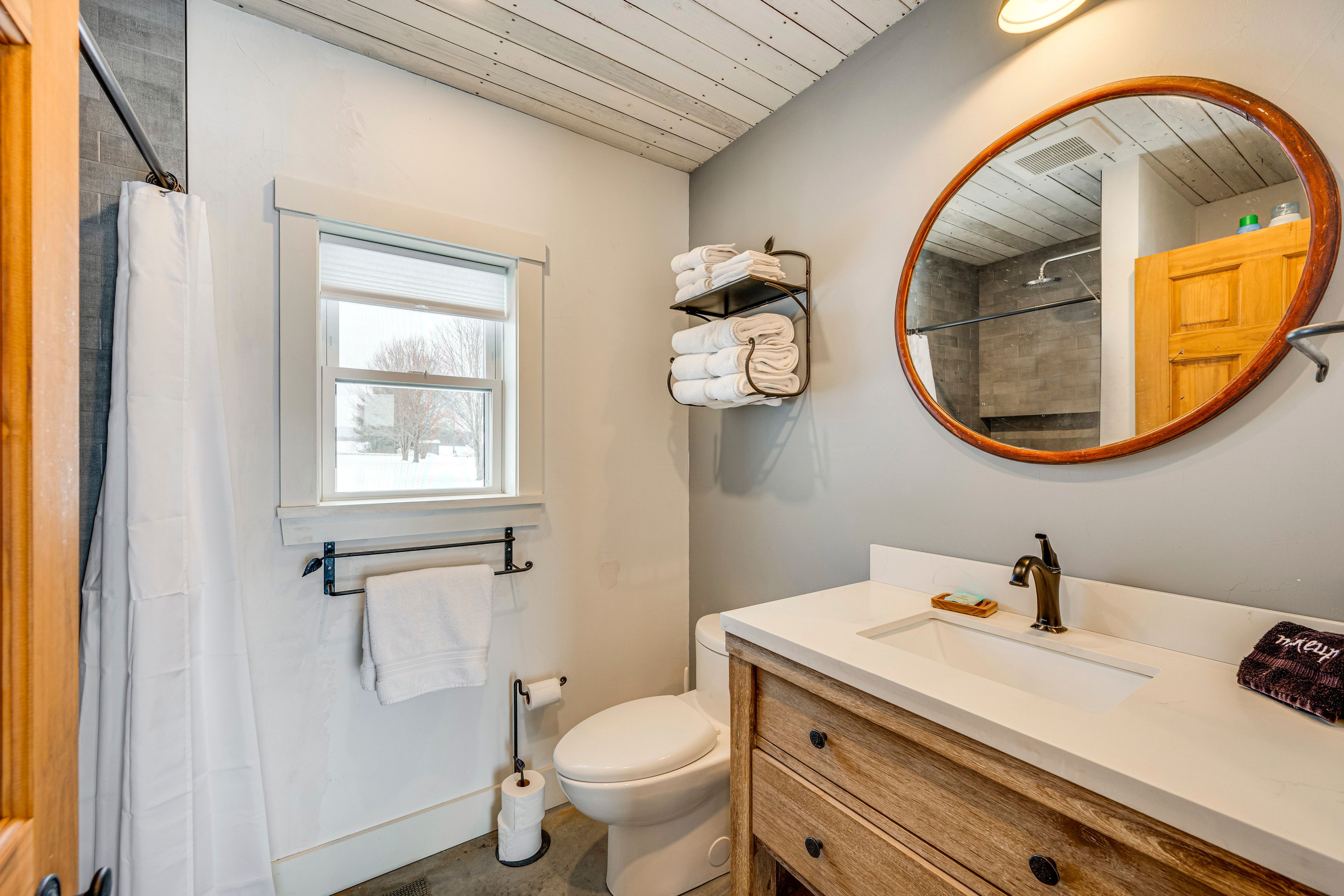 Full Bathroom | Washer & Dryer | Detergent Provided