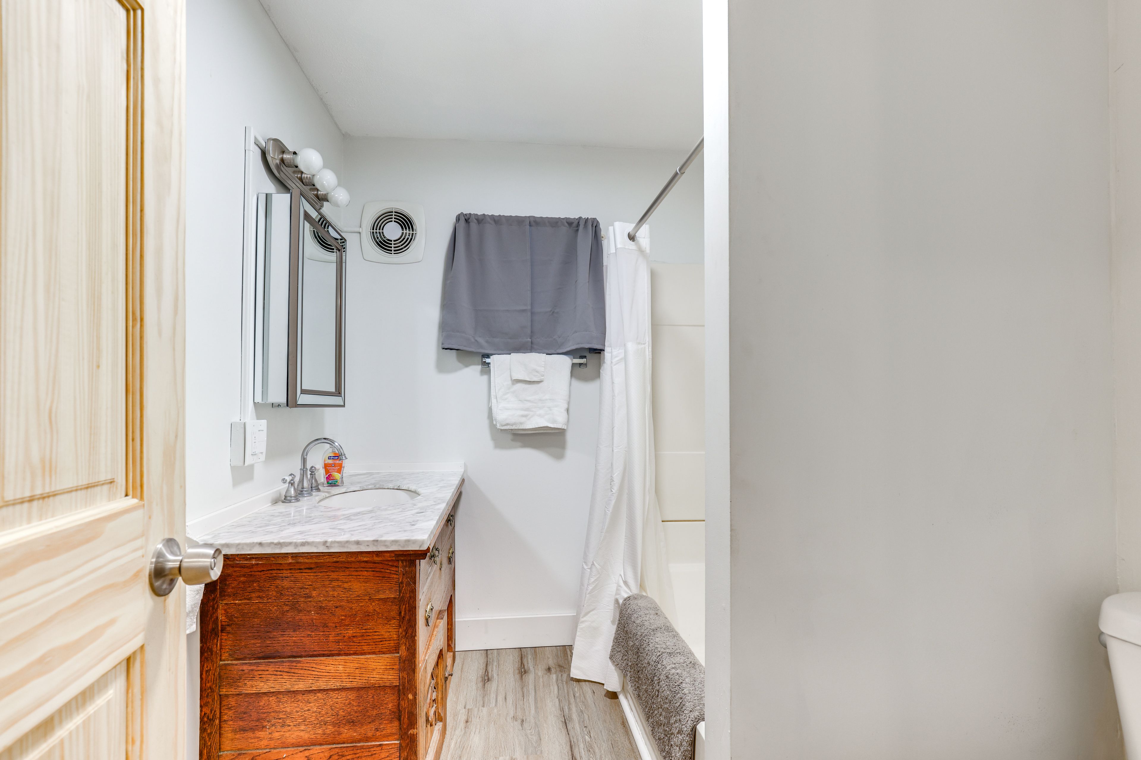 Full Bathroom | Complimentary Toiletries | Towels Provided | Hair Dryer