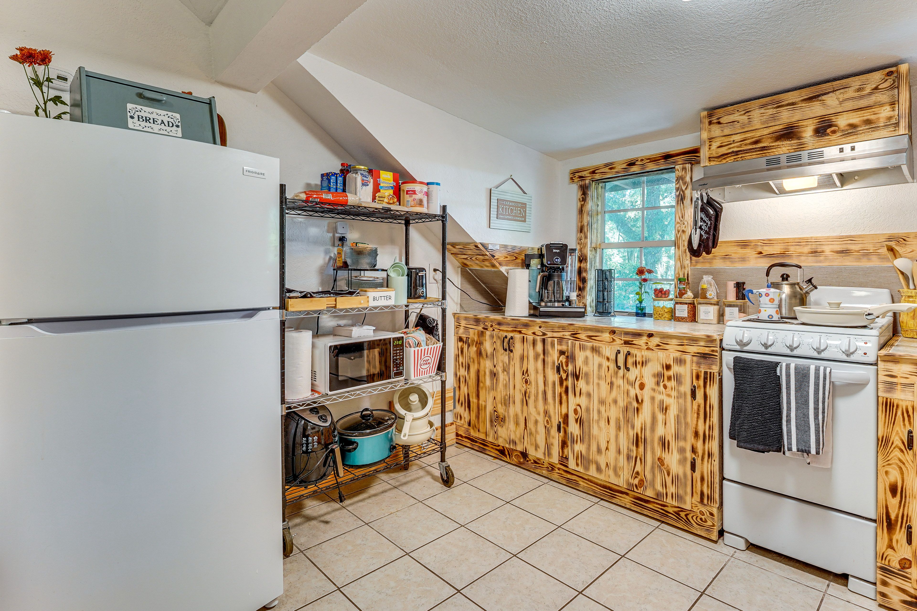 Kitchen | Magic Bullet Blender | Drip/Keurig Coffee Maker | Toaster